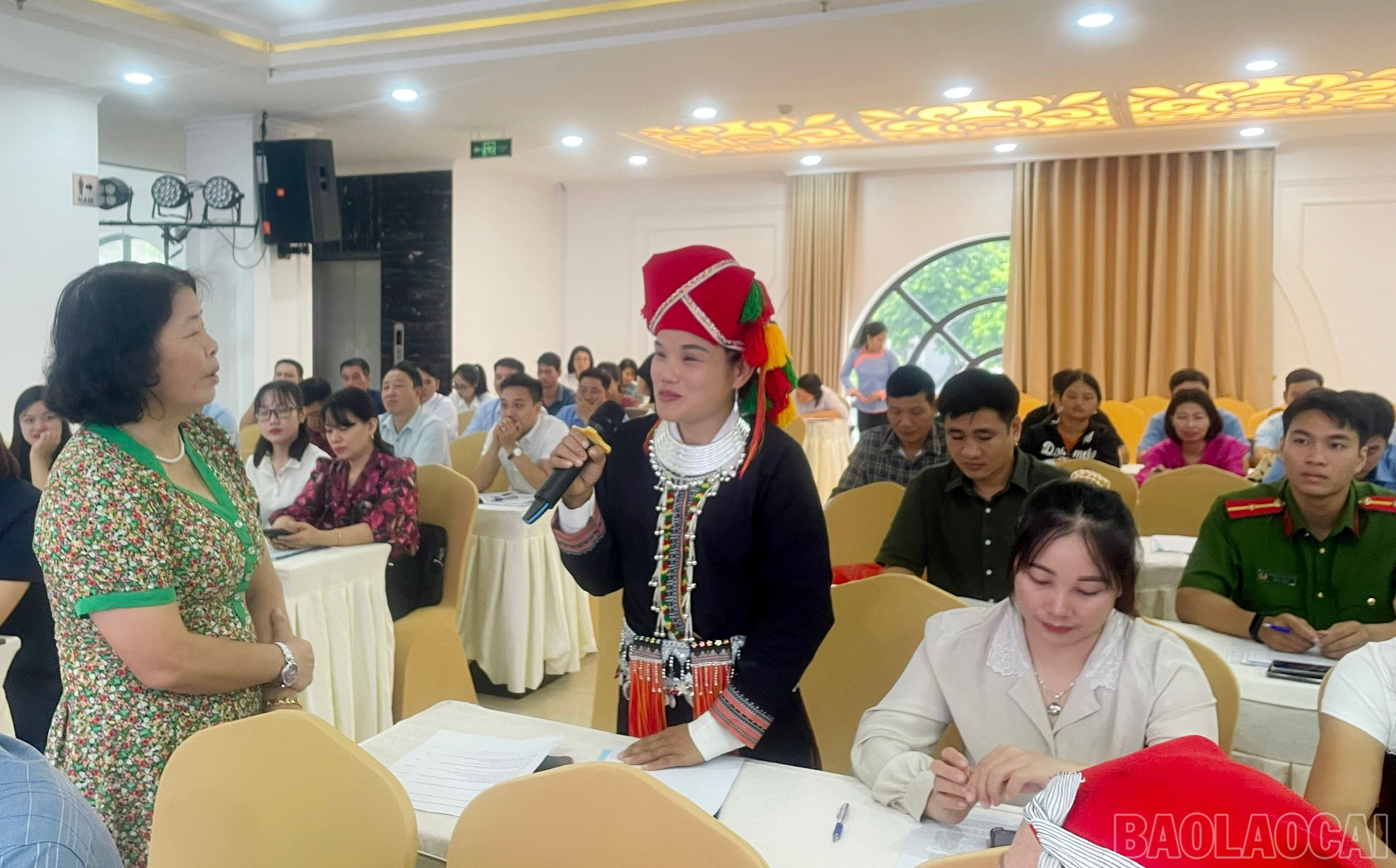 Đại biểu thảo luận, trao đổi thông tin tại hội nghị. baolaocai-br_171e1211ca9d40c3198c.jpg
