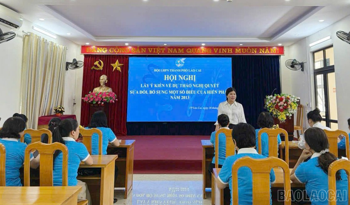 Các cấp hội tích cực tuyên truyền việc tham gia góp ý sửa đổi, bổ sung Hiến pháp đến cán bộ, hội viên. baolaocai-br_lay-yk-hp-1.jpg