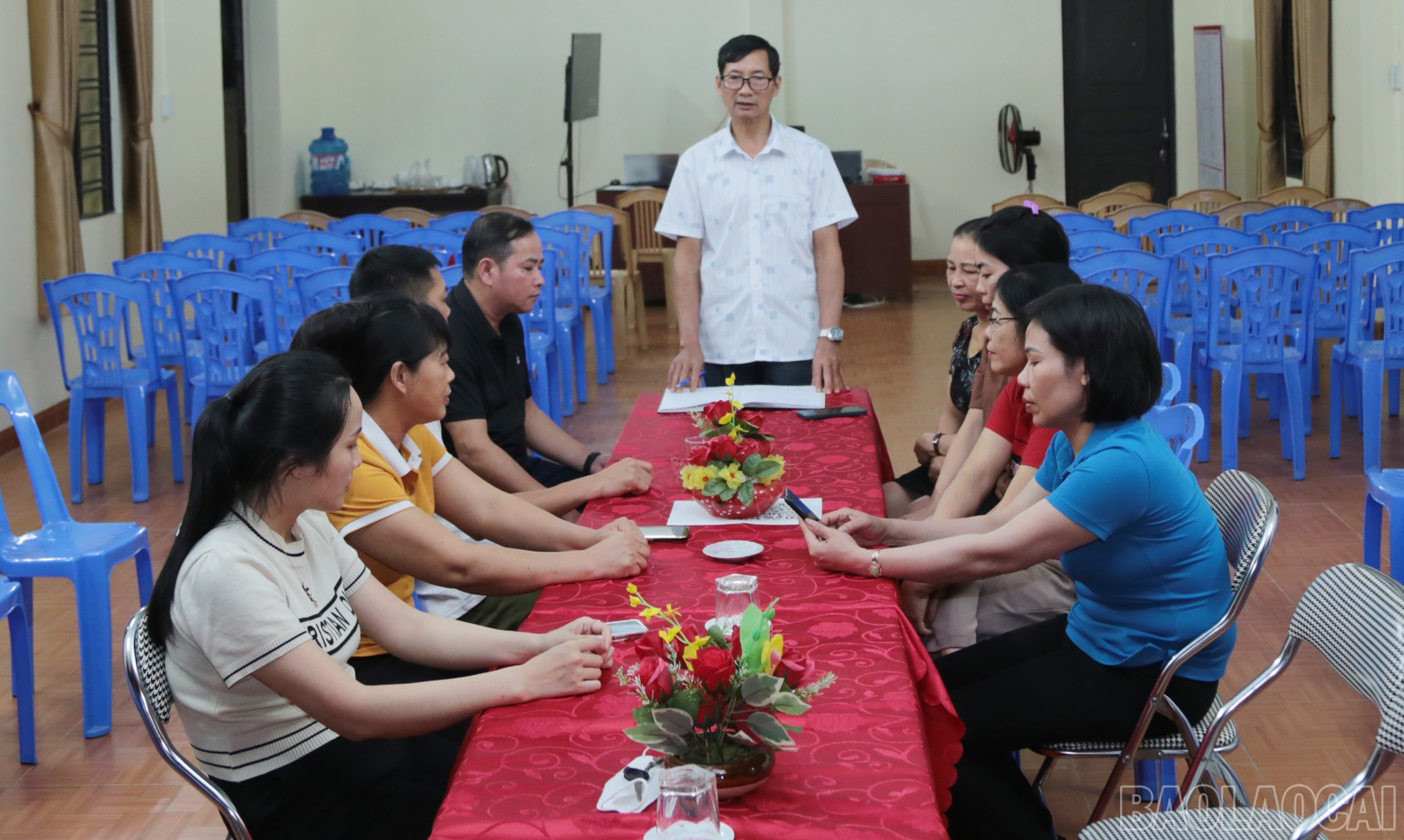 Thôn Đông Căm là địa phương xây dựng mô hình điểm thôn thông minh của xã Gia Phú. baolaocai-br_to-cong-nghe-so-thon-dong-cam-hop-nam-tinh-hinh-kip-thoi-thao-go-kho-khan-trong-trien-khai-nhiem-vu.jpg