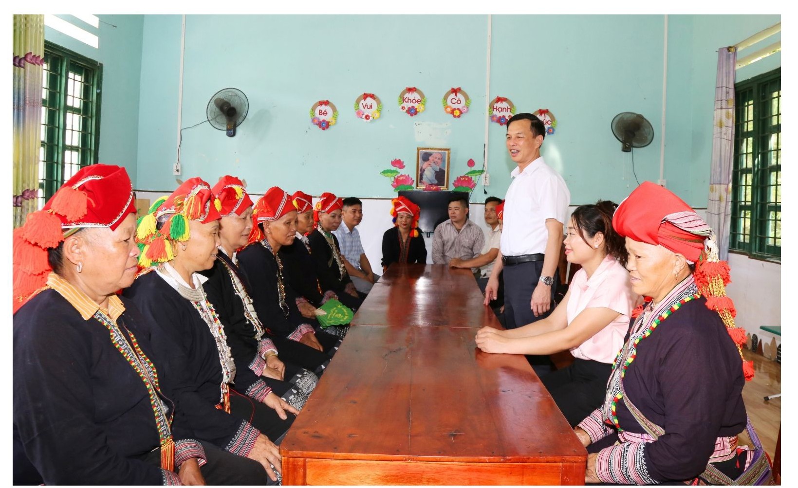 Bí thư Đảng ủy xã Nguyễn Quang Úy nắm tình hình bà con ở thôn Đầu Nhuần. 4.jpg