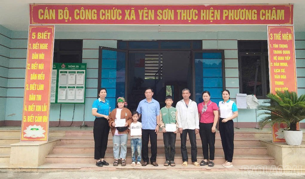 Trao hỗ trợ cho trẻ có hoàn cảnh khó khăn trên địa bàn huyện Bảo Yên. baolaocai-br_8aff416887f132af6be0.jpg