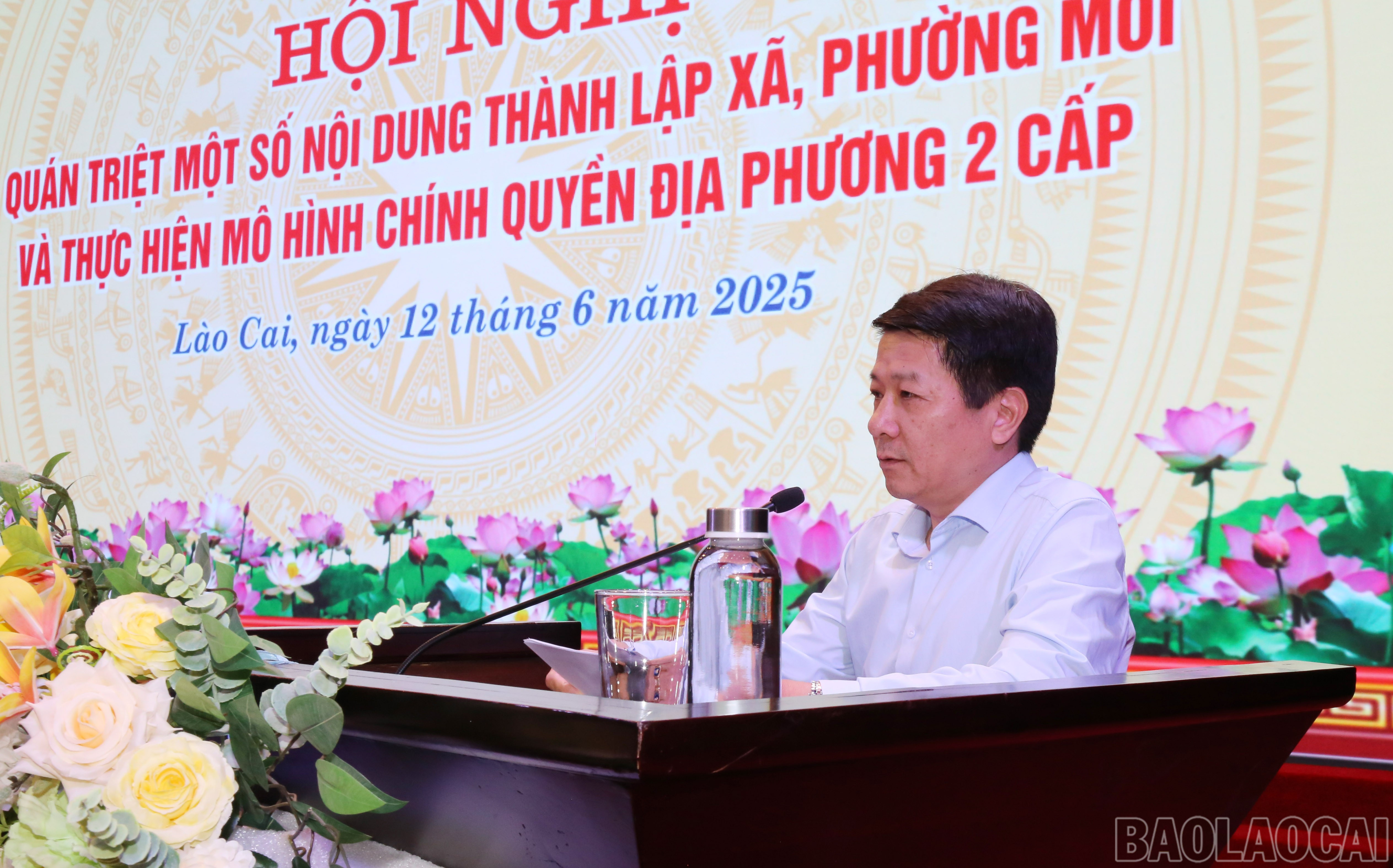 Giám đốc Sở Nội vụ Nguyễn Văn Minh hướng dẫn một số nội dung tại hội nghị. baolaocai-br_img-0016.jpg