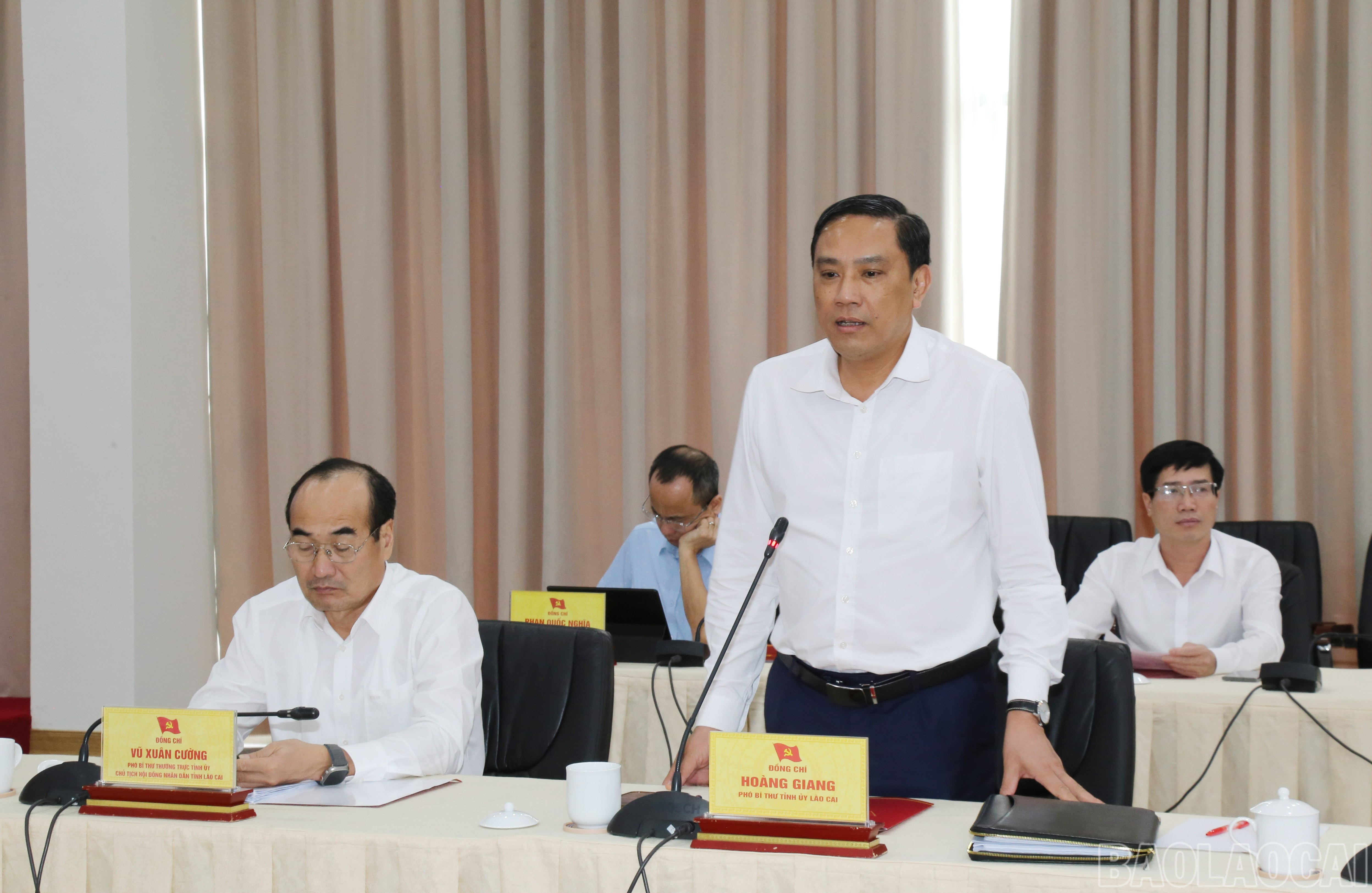 Các đồng chí lãnh đạo tỉnh Lào Cai phát biểu tại hội nghị. baolaocai-br_img-9922.jpg