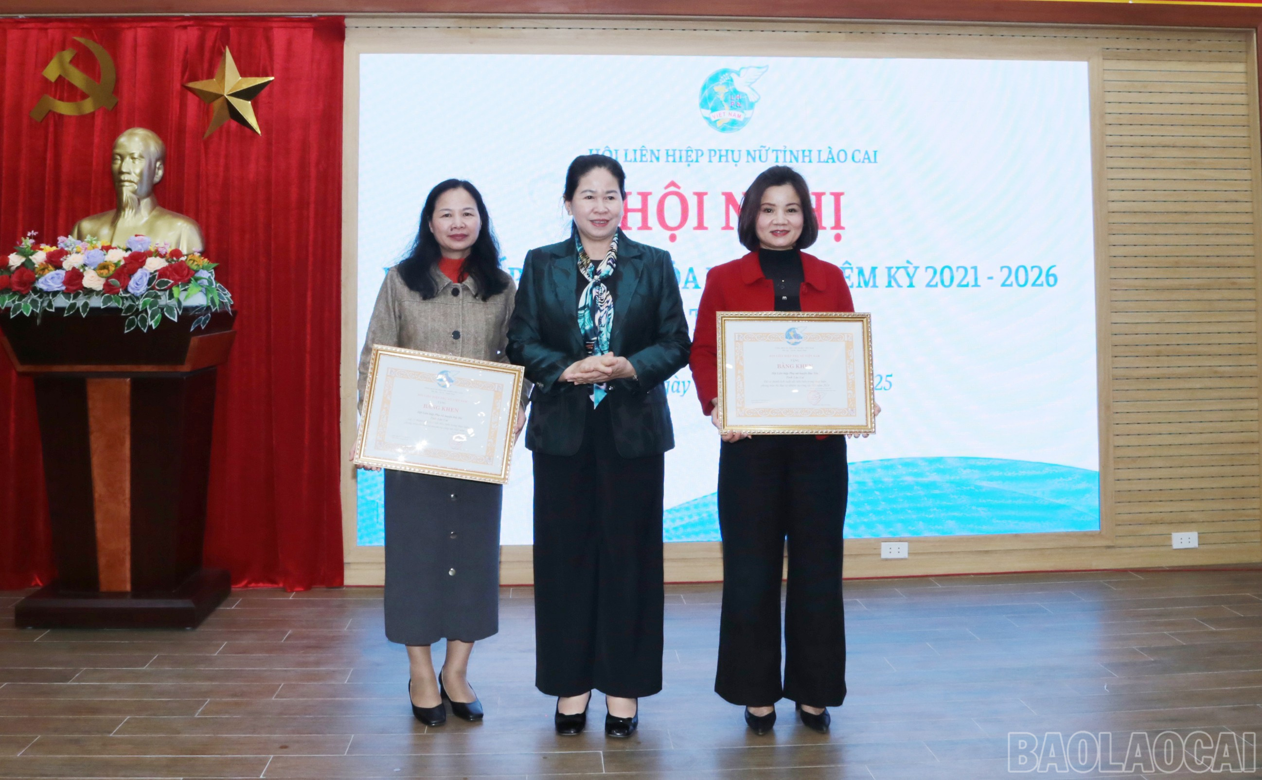 Tặng Bằng khen của Trung ương Hội Liên hiệp Phụ nữ Việt Nam cho các tập thể. baolaocai-br_img-6240-5809.jpg