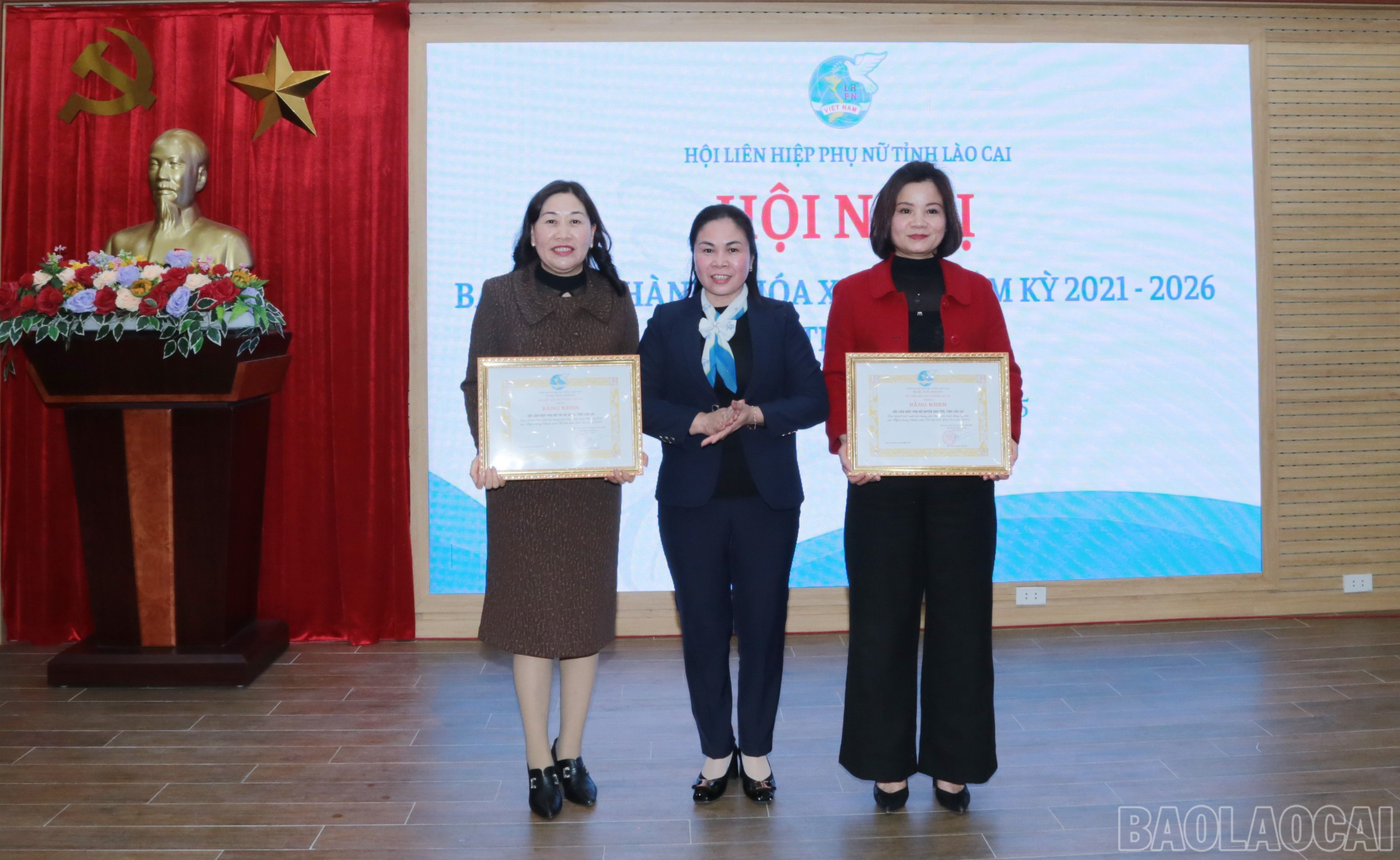 Tặng Bằng khen cho các tập thể đạt thành tích xuất sắc trong việc thực hiện hoạt động ủy thác với Ngân hàng Chính sách Xã hội tỉnh Lào Cai năm 2024. baolaocai-br_img-6247.jpg