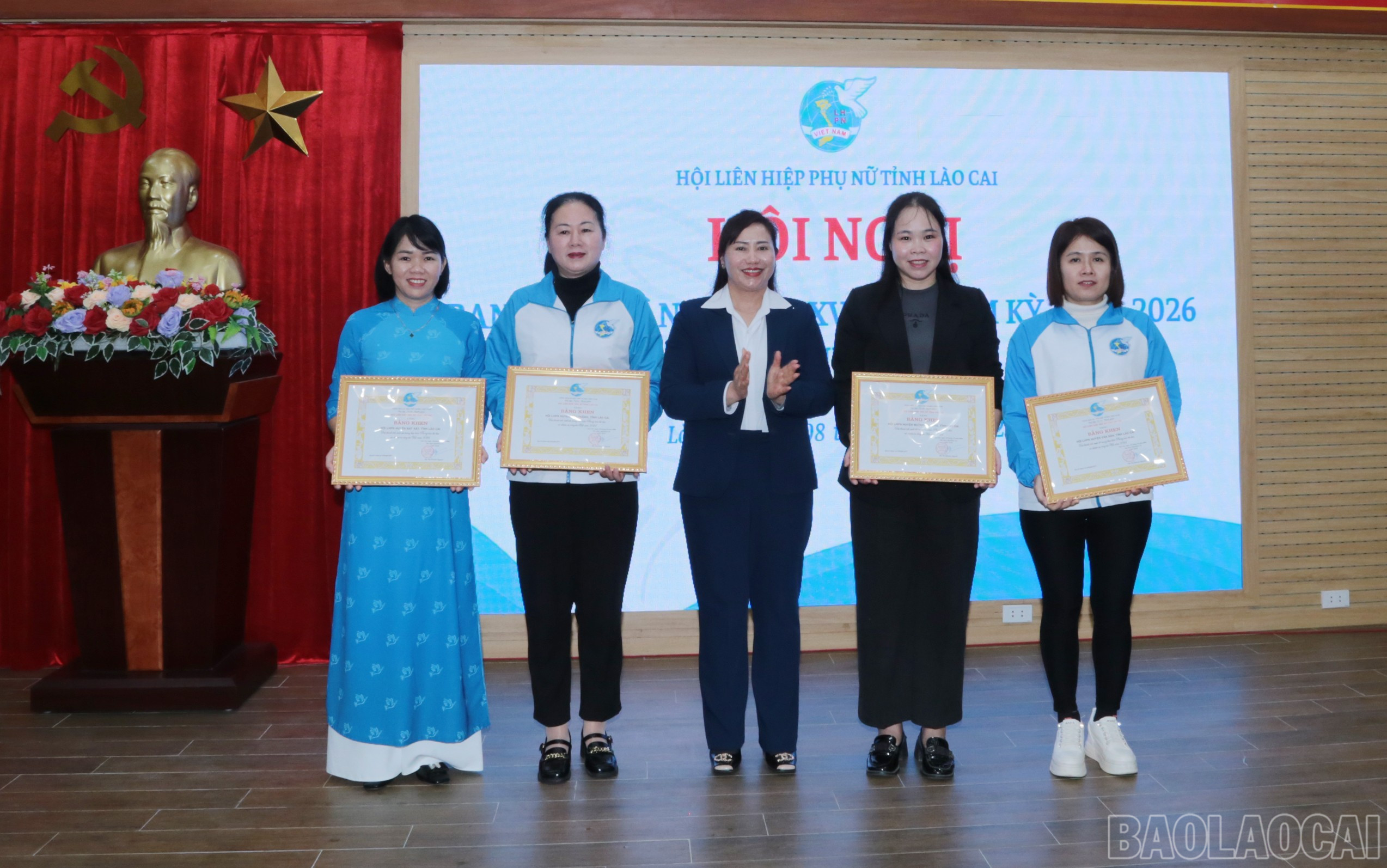 Trao Bằng khen của Hội Liên hiệp Phụ nữ tỉnh cho các tập thể. baolaocai-br_img-6246.jpg