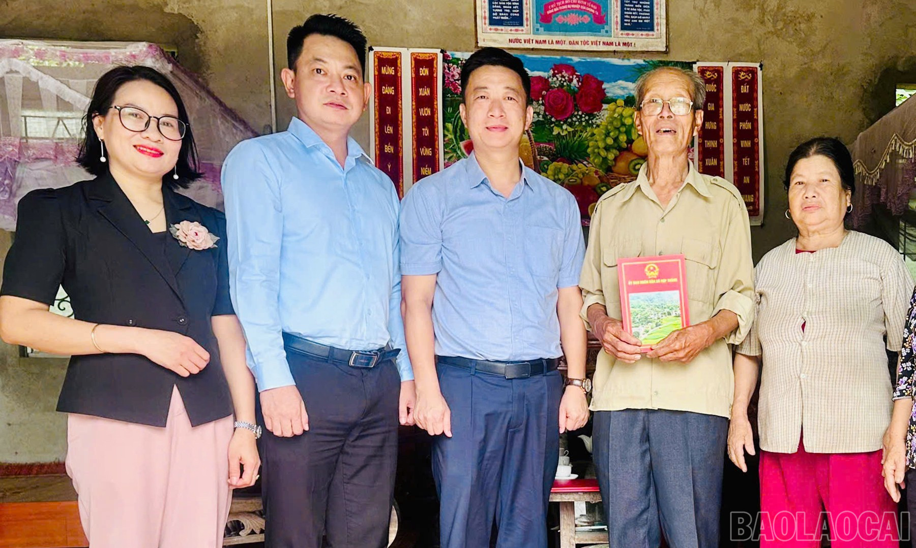 Chủ tịch UBND xã Ngô Vũ Quốc thăm hỏi, tặng quà người có công trên địa bàn. baolaocai-br_013975a14e5bf805a14a.jpg