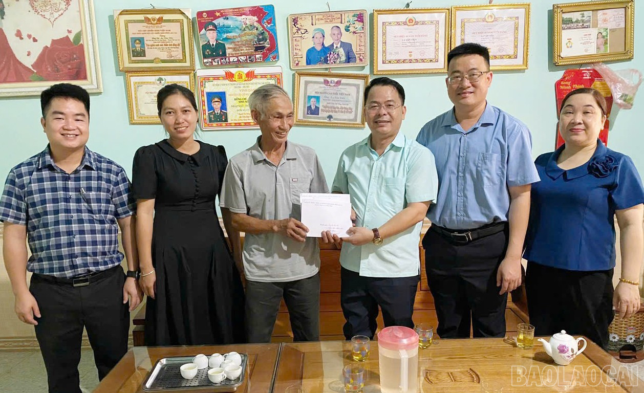 Phó Bí thư Thường trực Đảng ủy Đoàn Văn Ngàn tặng quà thương binh trên địa bàn. baolaocai-br_24b3692252d8e486bdc9.jpg