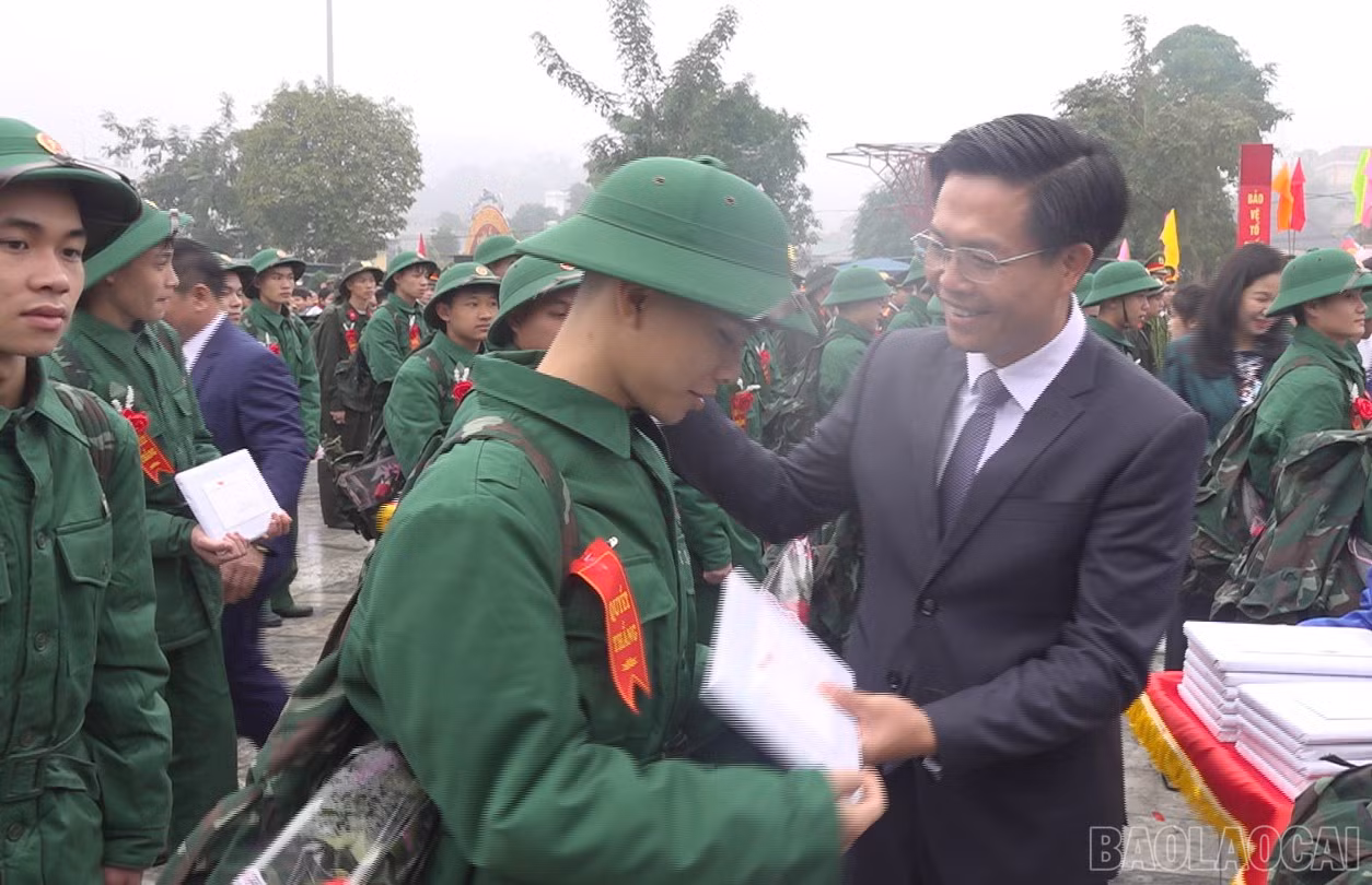 Lãnh đạo huyện Bảo Yên tặng quà, động viên tân binh.