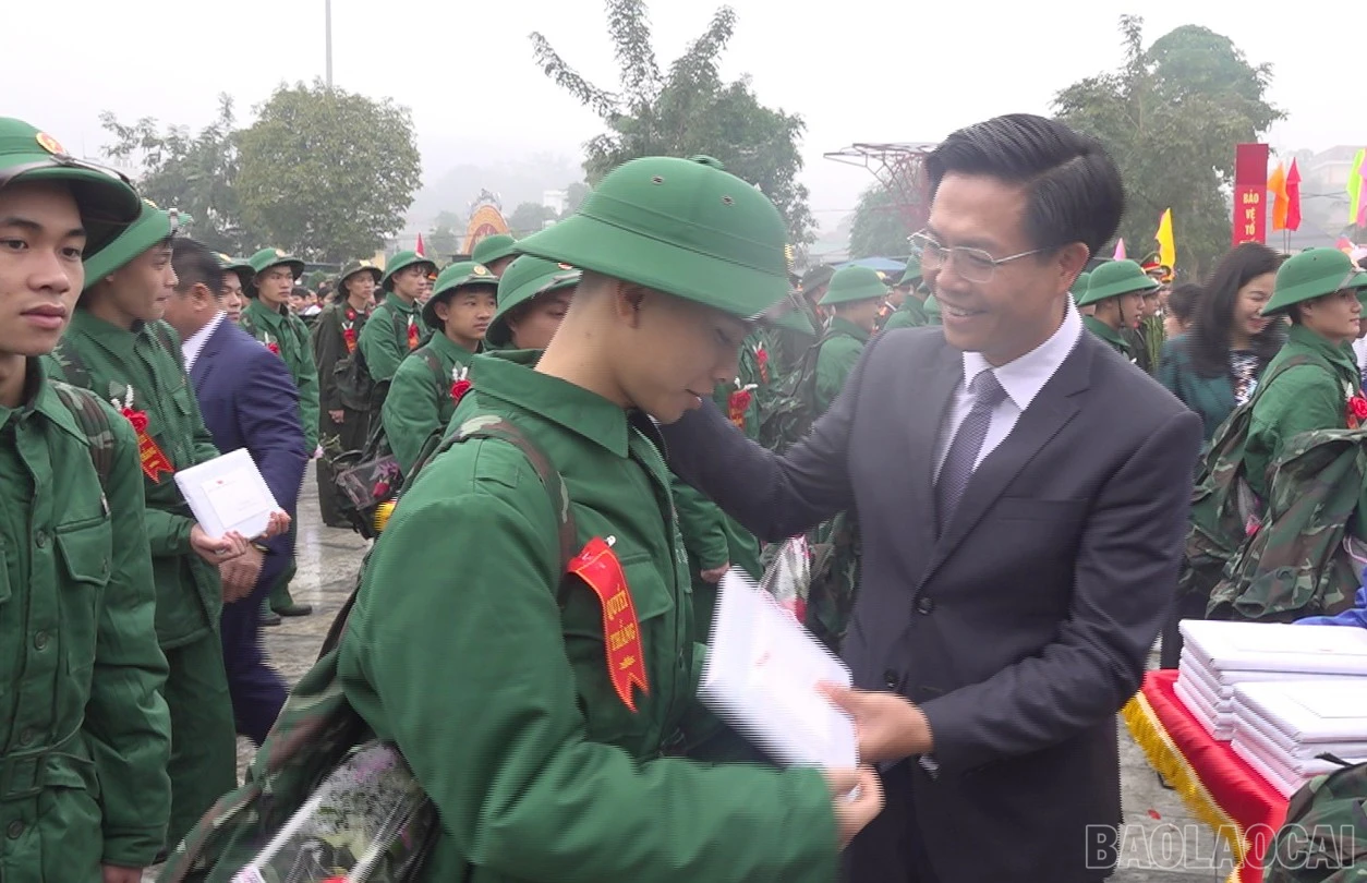 Lãnh đạo huyện Bảo Yên tặng quà, động viên tân binh.