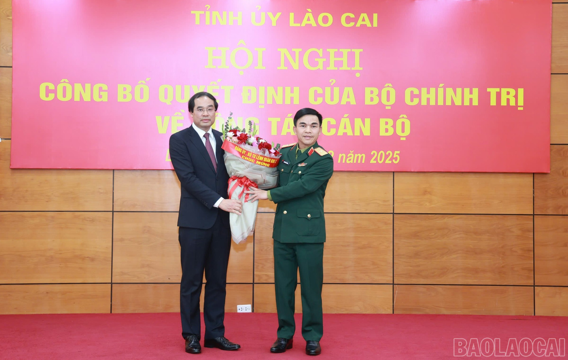 Thiếu tướng Nguyễn Văn Xuân, Phó Tư lệnh Quân khu 2 tặng hoa chúc mừng tân Bí thư Tỉnh ủy Lào Cai. baolaocai-br_a8.jpg