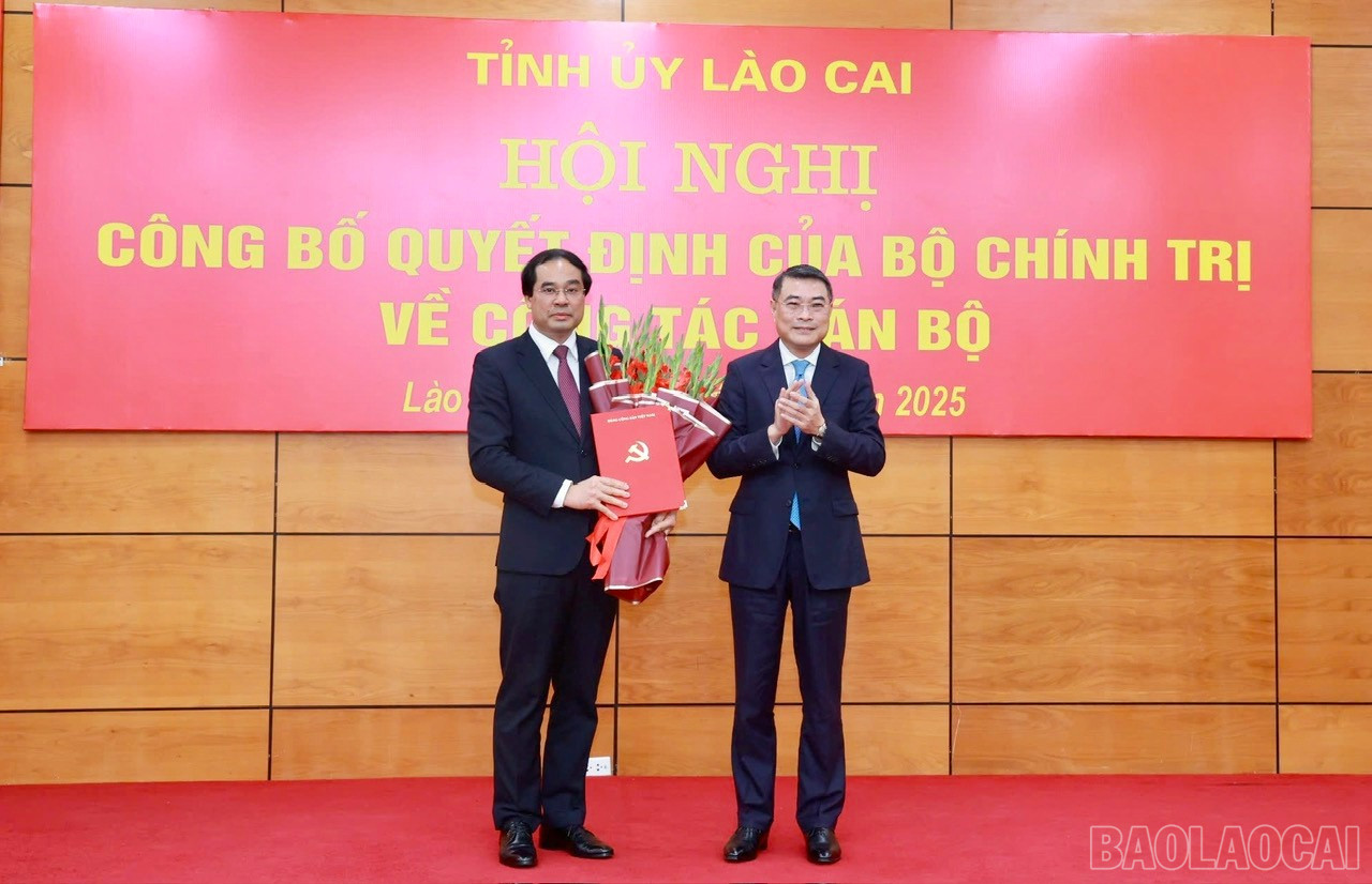 Đồng chí Lê Minh Hưng, Trưởng Ban Tổ chức Trung ương trao Quyết định chuẩn y của Bộ Chính trị cho đồng chí tân Bí thư Tỉnh ủy Lào Cai Trịnh Xuân Trường. baolaocai-br_a5.jpg