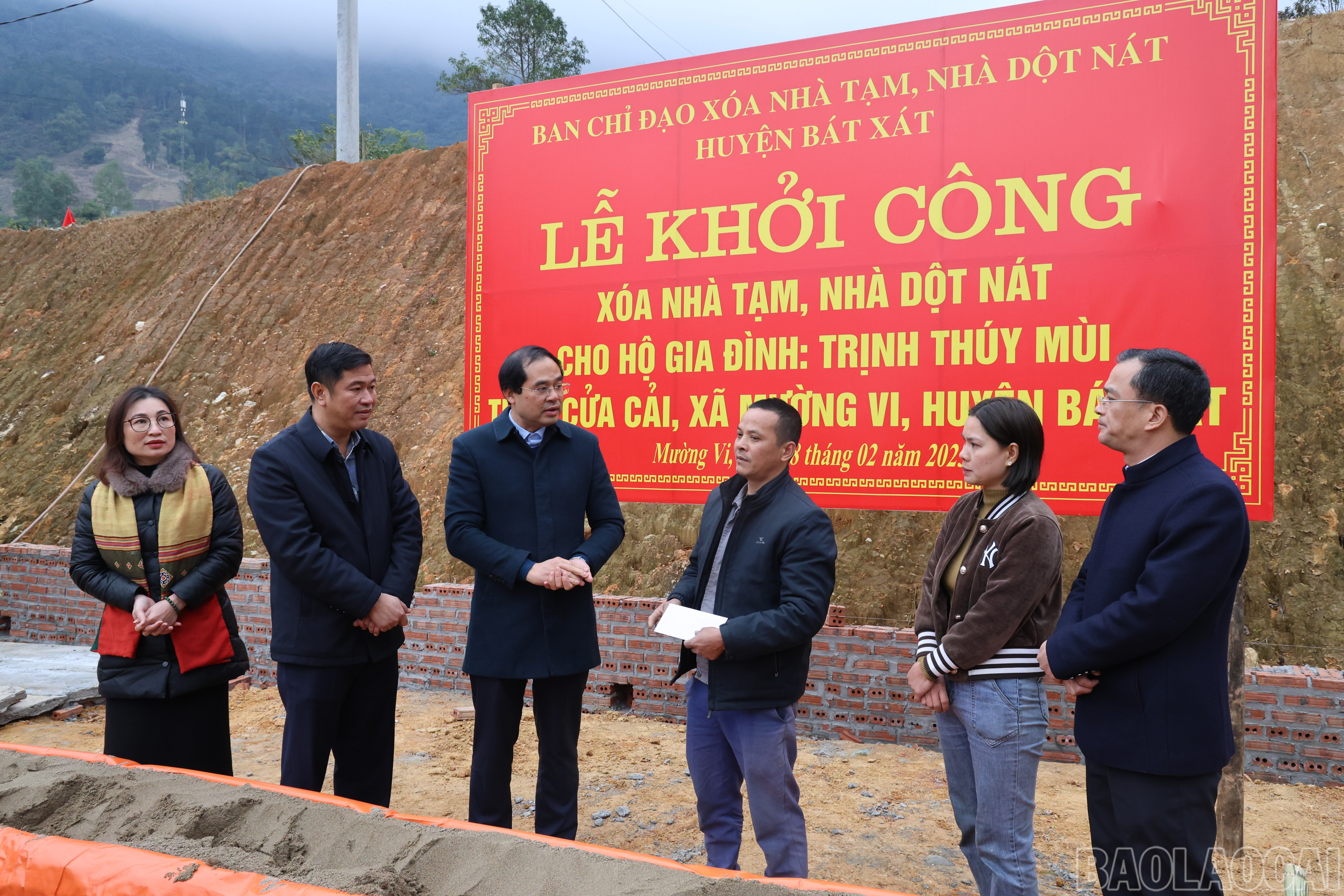 Bí thư Tỉnh ủy, Chủ tịch UBND tỉnh Trịnh Xuân Trường tham gia Lễ khởi công xóa nhà tạm, nhà dột nát trên địa bàn huyện Bát Xát. baolaocai-br_060a0459.jpg