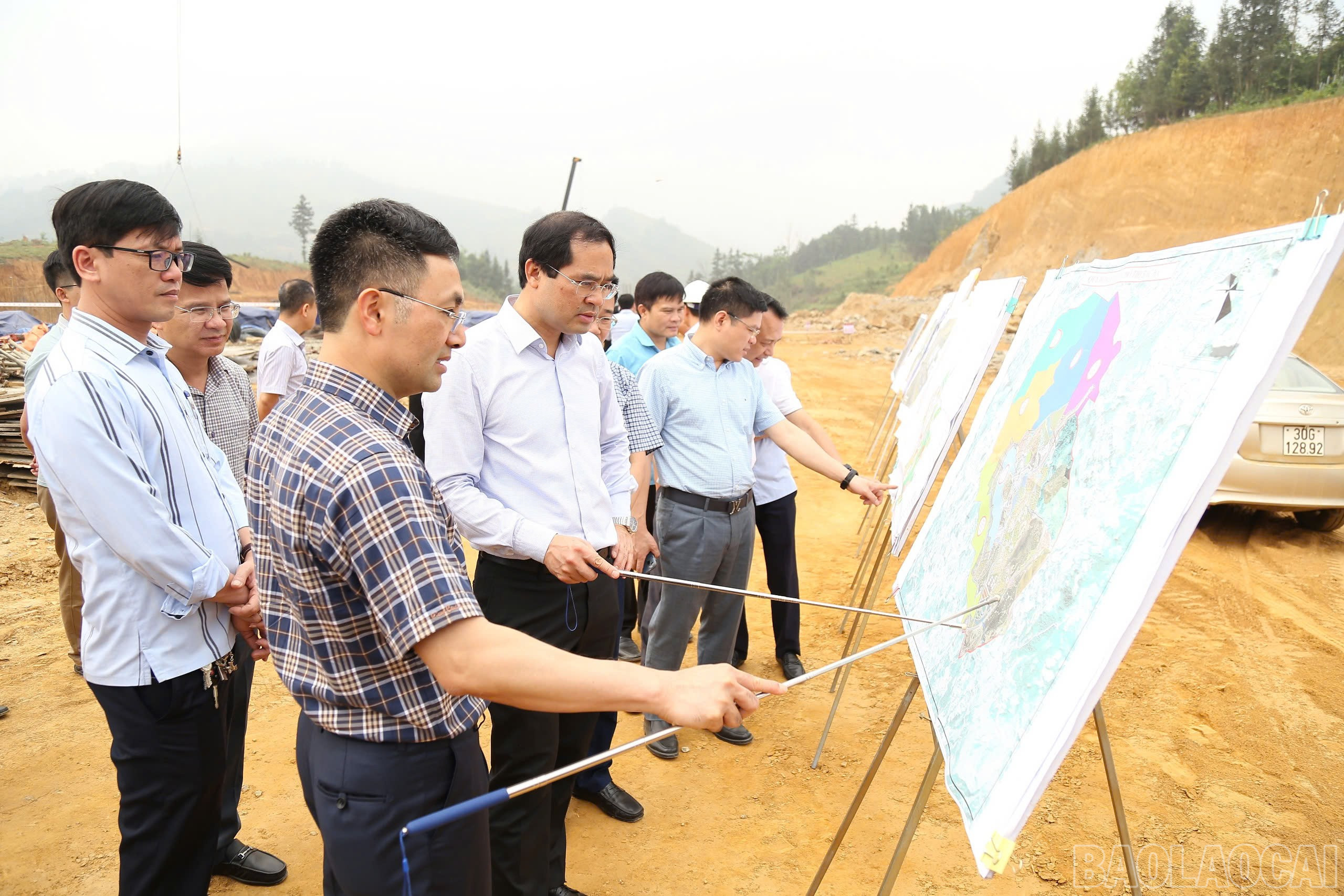 Bí thư Tỉnh ủy, Chủ tịch UBND tỉnh Trịnh Xuân Trường kiểm tra quy hoạch thị trấn Bắc Hà. baolaocai-br_bi-thu-tinh-uy-chu-tich-ubnd-tinh-trinh-xuan-truong-kiem-tra-quy-hoach-thi-tran-bac-ha.jpg