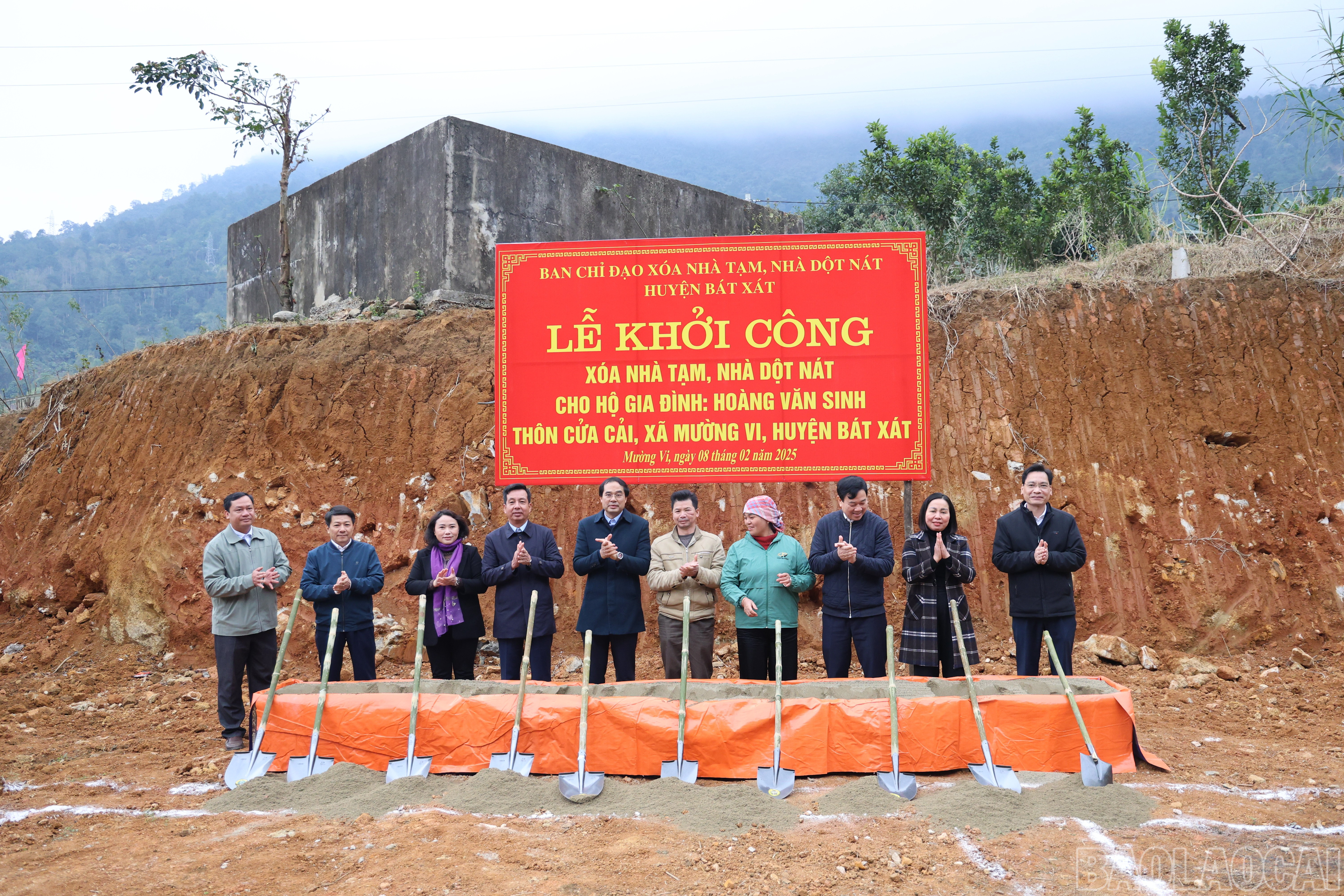 baolaocai-br_bi-thu-tinh-uy-chu-tich-ubnd-tinh-tham-gia-le-khoi-cong-xoa-nha-tam-nha-dot-nat-tren-dia-ban-huyen-bat-xat.jpg