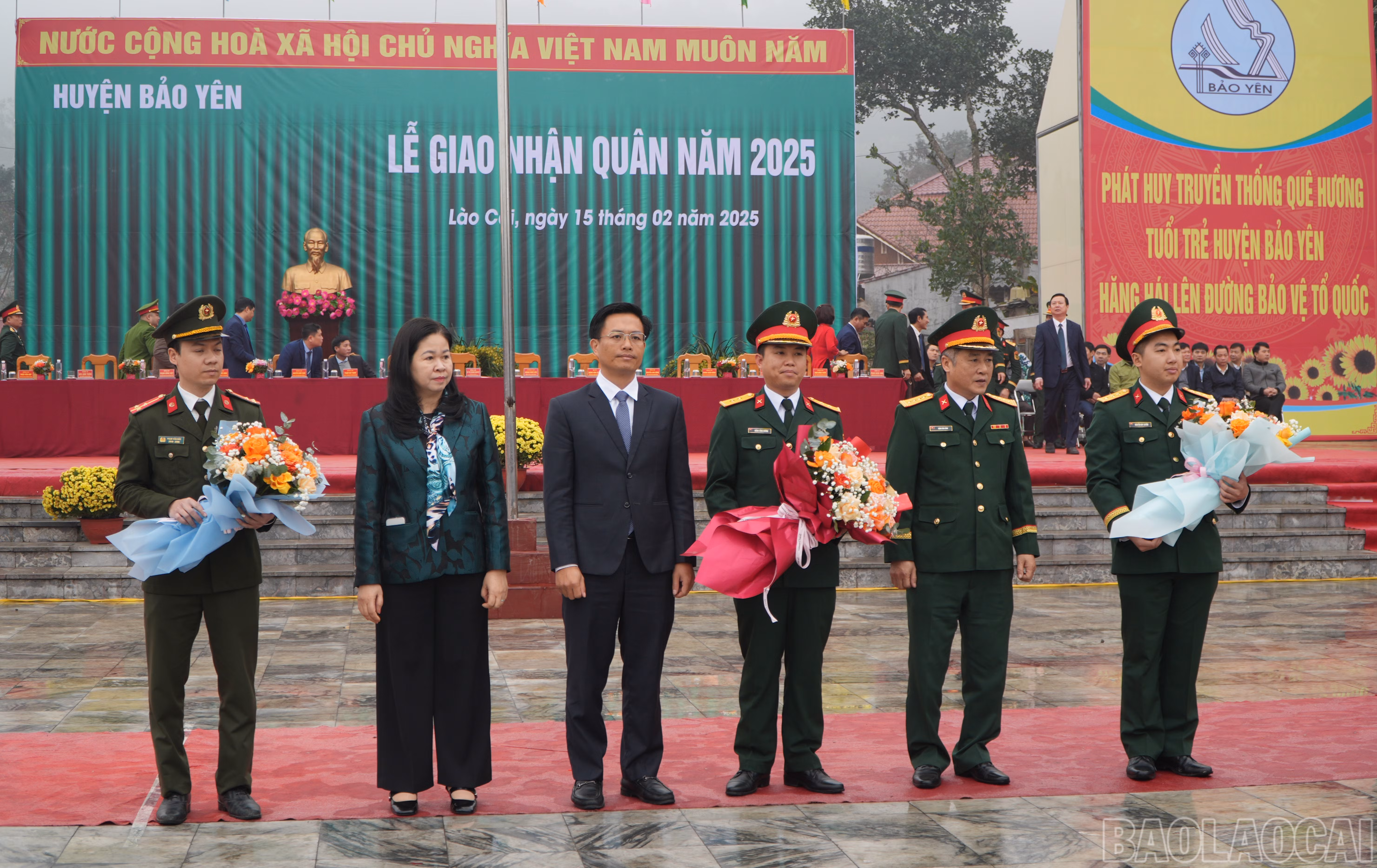 Tặng hoa các đơn vị nhận quân.