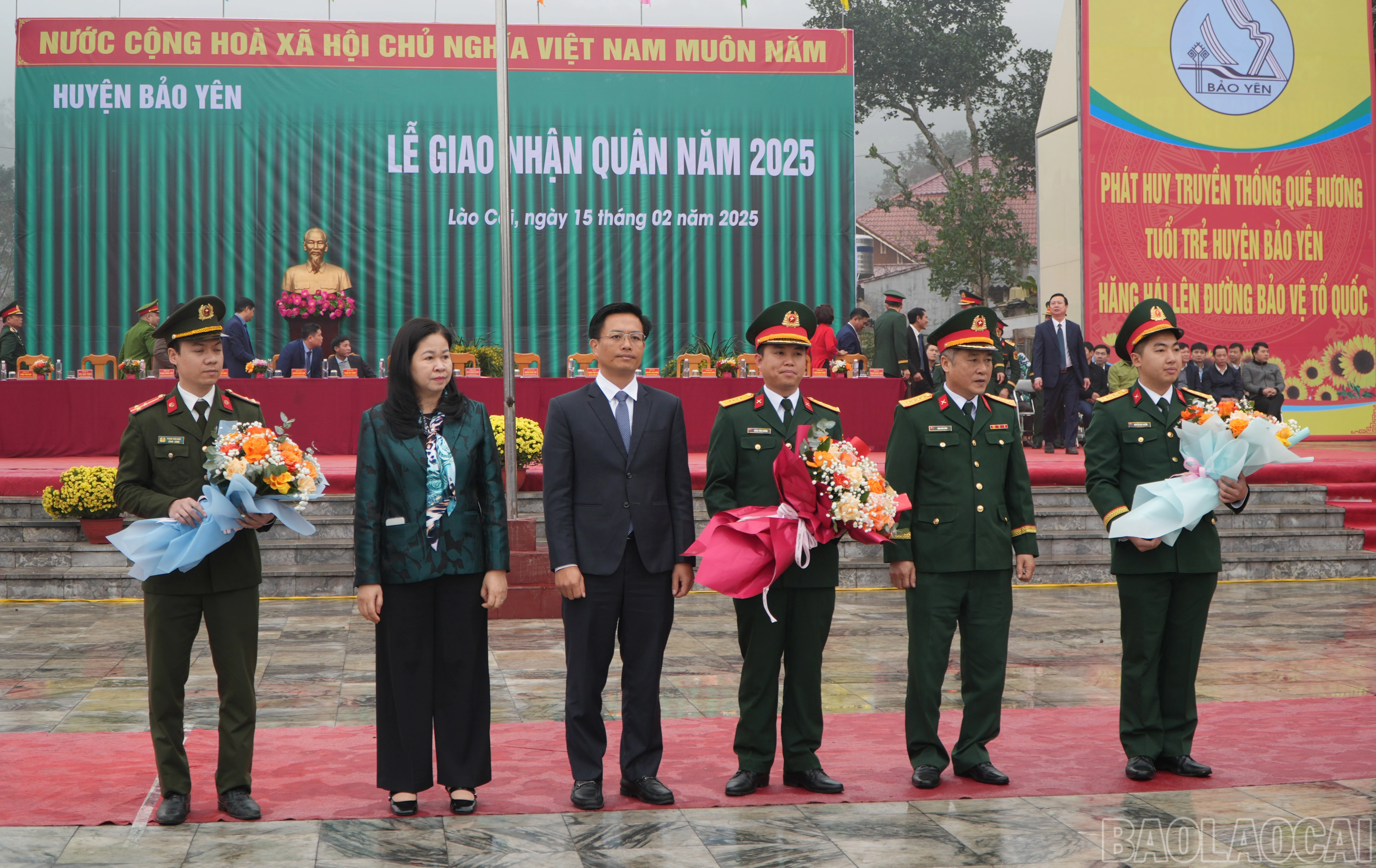 Tặng hoa các đơn vị nhận quân.