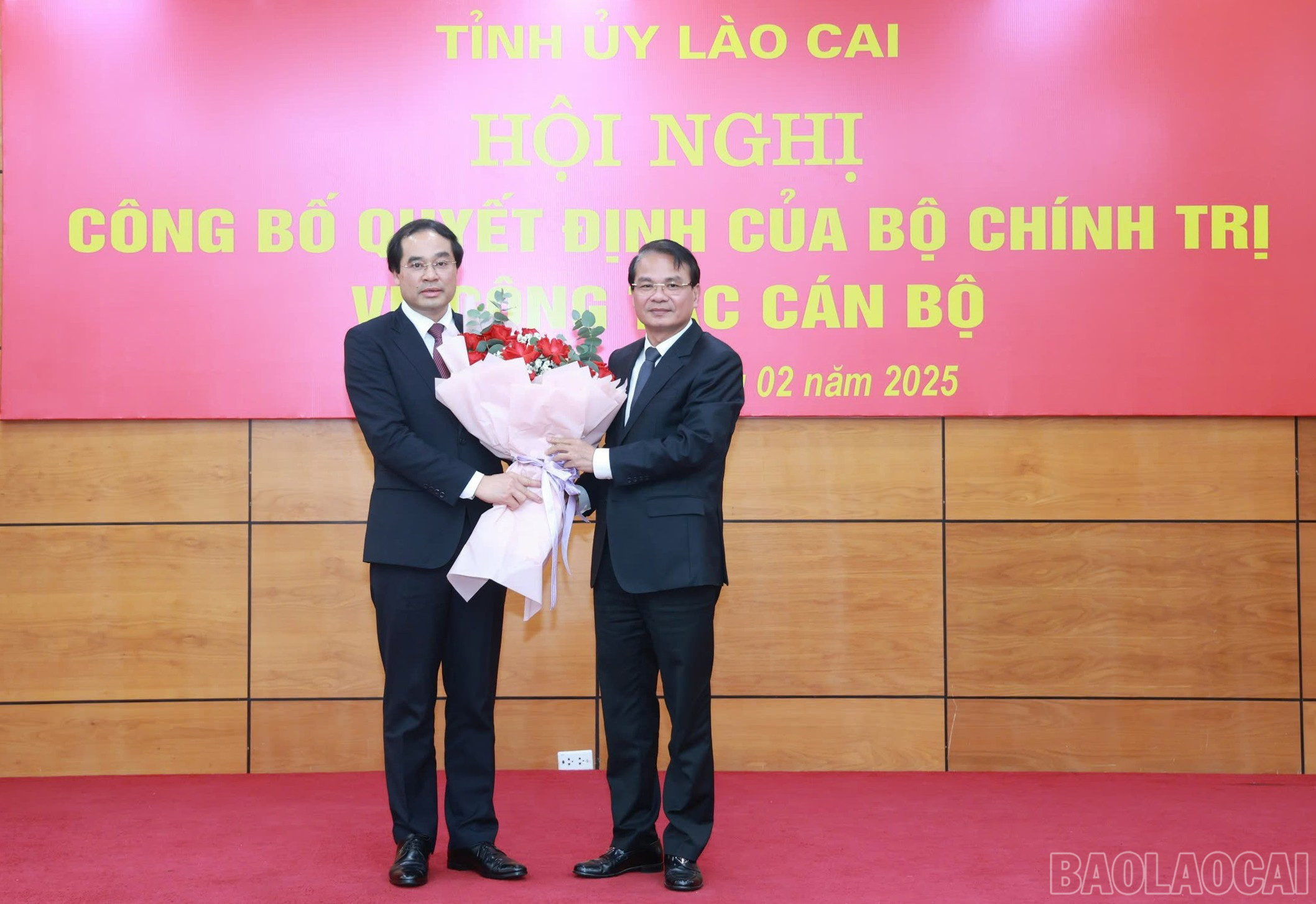 Bí thư Tỉnh ủy Vĩnh Phúc Đặng Xuân Phong tặng hoa chúc mừng tân Bí thư Tỉnh ủy Lào Cai. baolaocai-br_a7.jpg