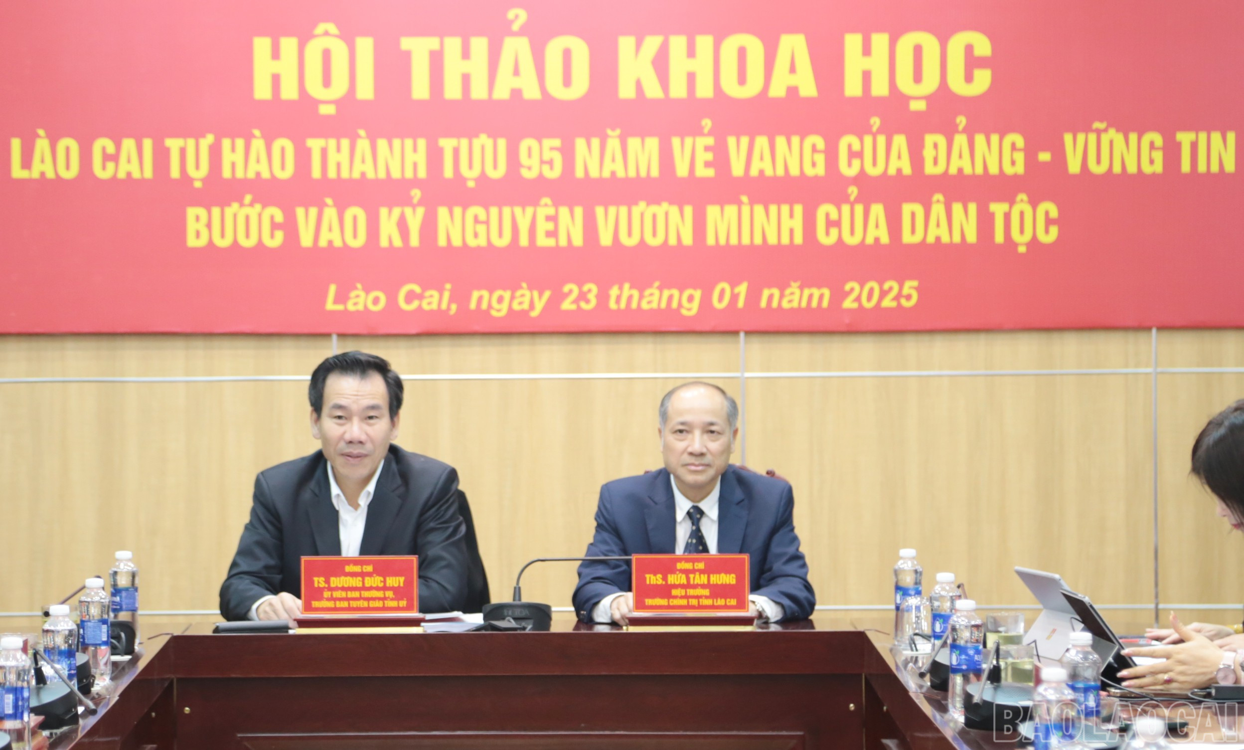 Các đồng chí chủ trì hội thảo. baolaocai-br_img-6592.jpg