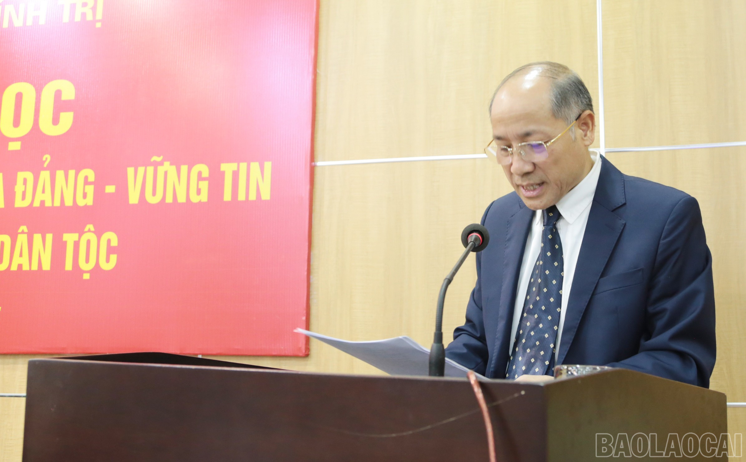 Đồng chí Hứa Tân Hưng, Hiệu trưởng Trường Chính trị tỉnh báo cáo đề dẫn hội thảo. baolaocai-br_img-6667.jpg