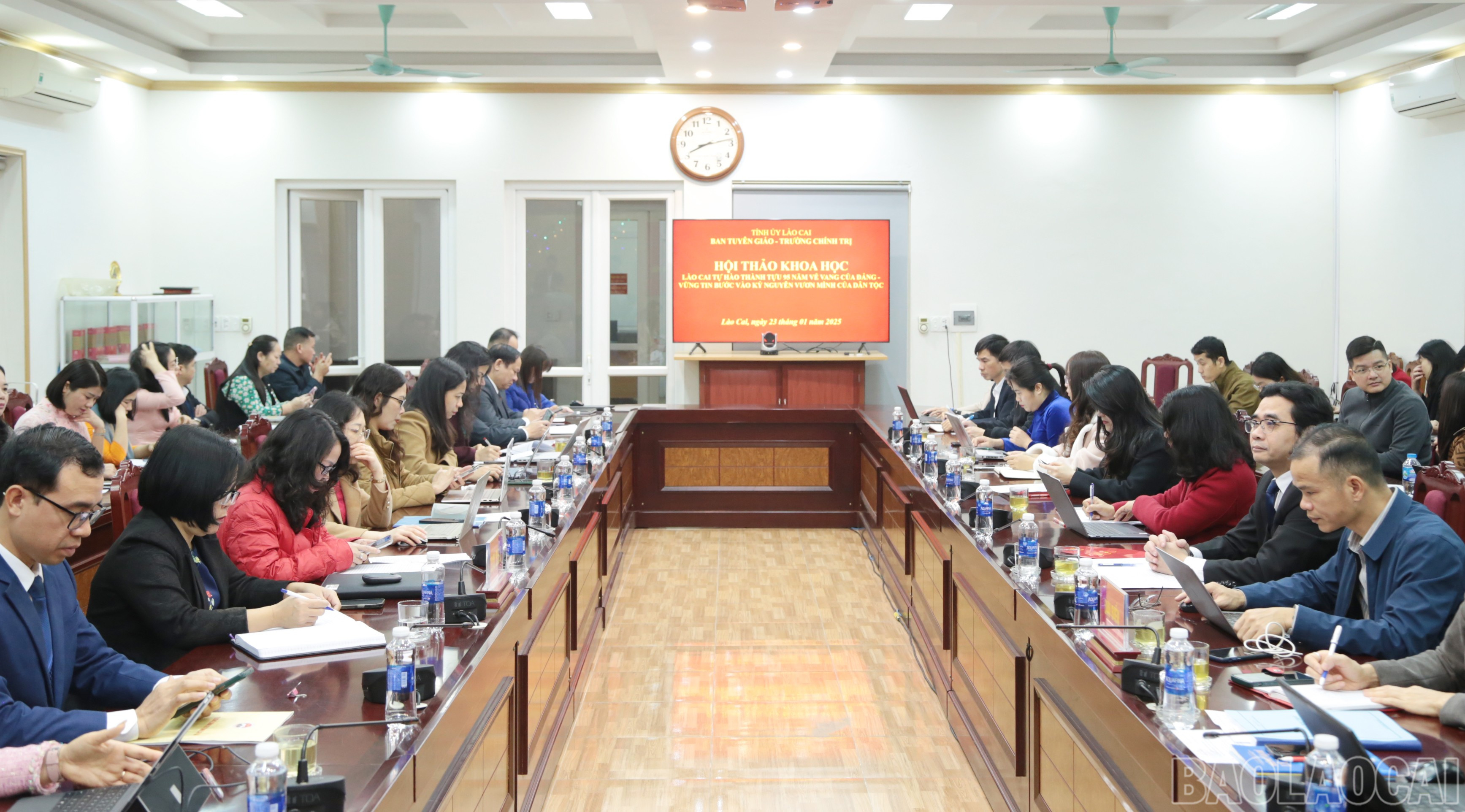 Các đại biểu dự hội thảo. baolaocai-br_img-6613.jpg