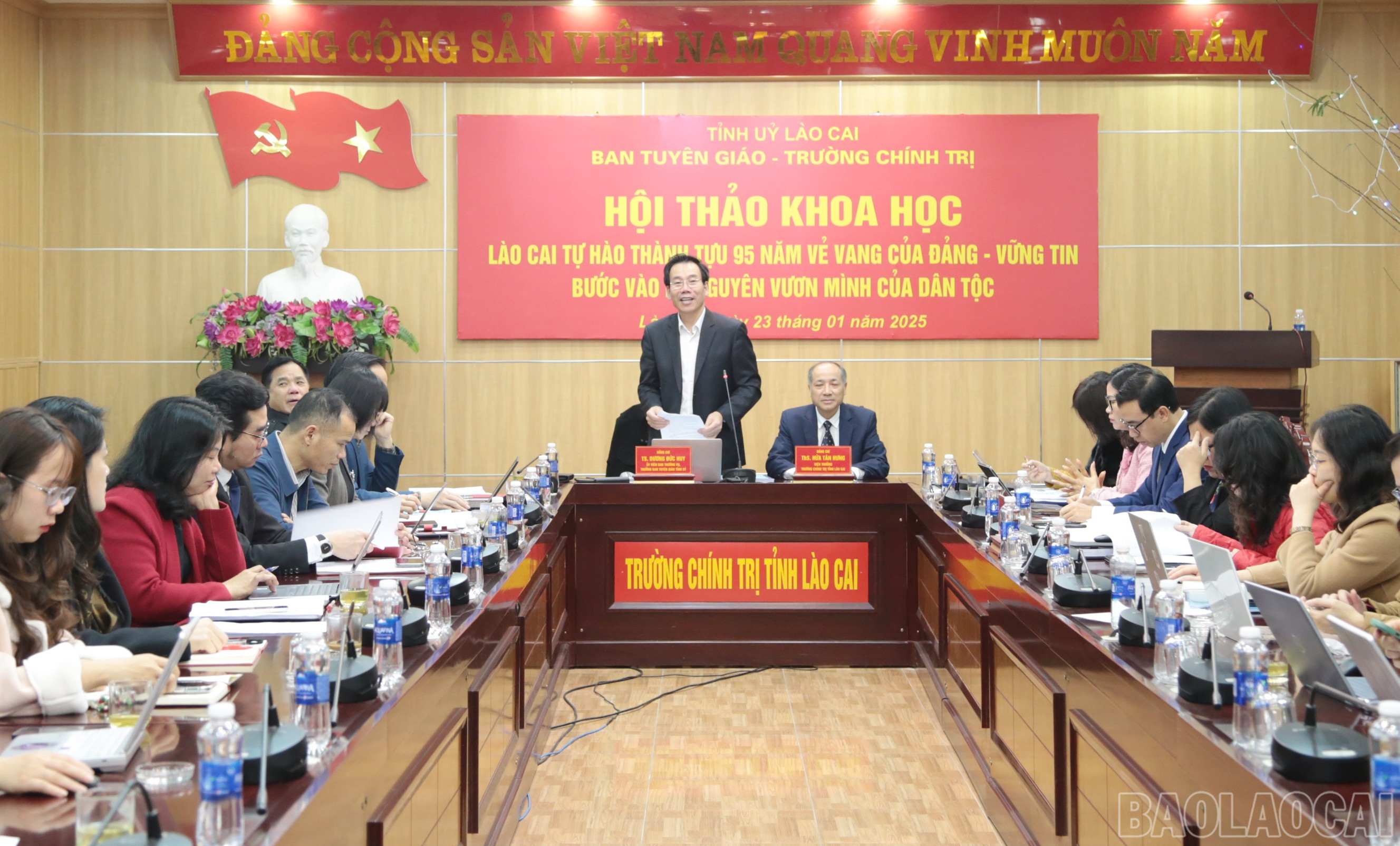Các đồng chí chủ trì hội thảo điều hành nội dung tham luận, thảo luận. baolaocai-br_img-6680.jpg