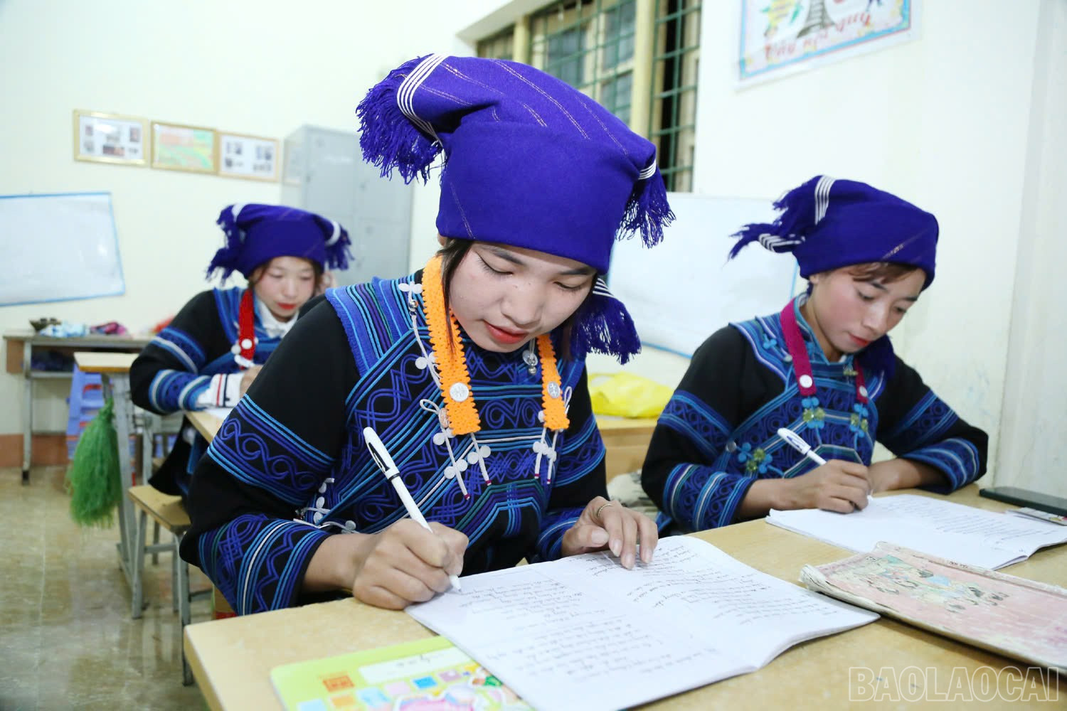 Tham gia lớp xóa mù chữ, hàng ngàn phụ nữ dân tộc thiểu số có cơ hội được "thắp sáng" cuộc đời. baolaocai-br_a6.jpg