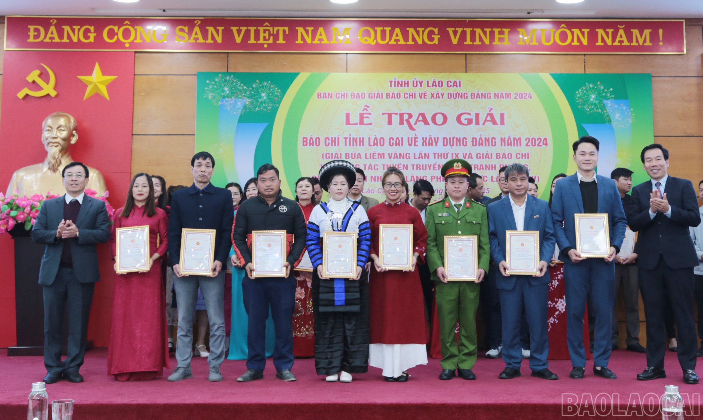 Ban Tổ chức trao giải chuyên đề; vinh danh các nhân vật và nhà báo tiêu biểu. baolaocai-br_img-6489.jpg