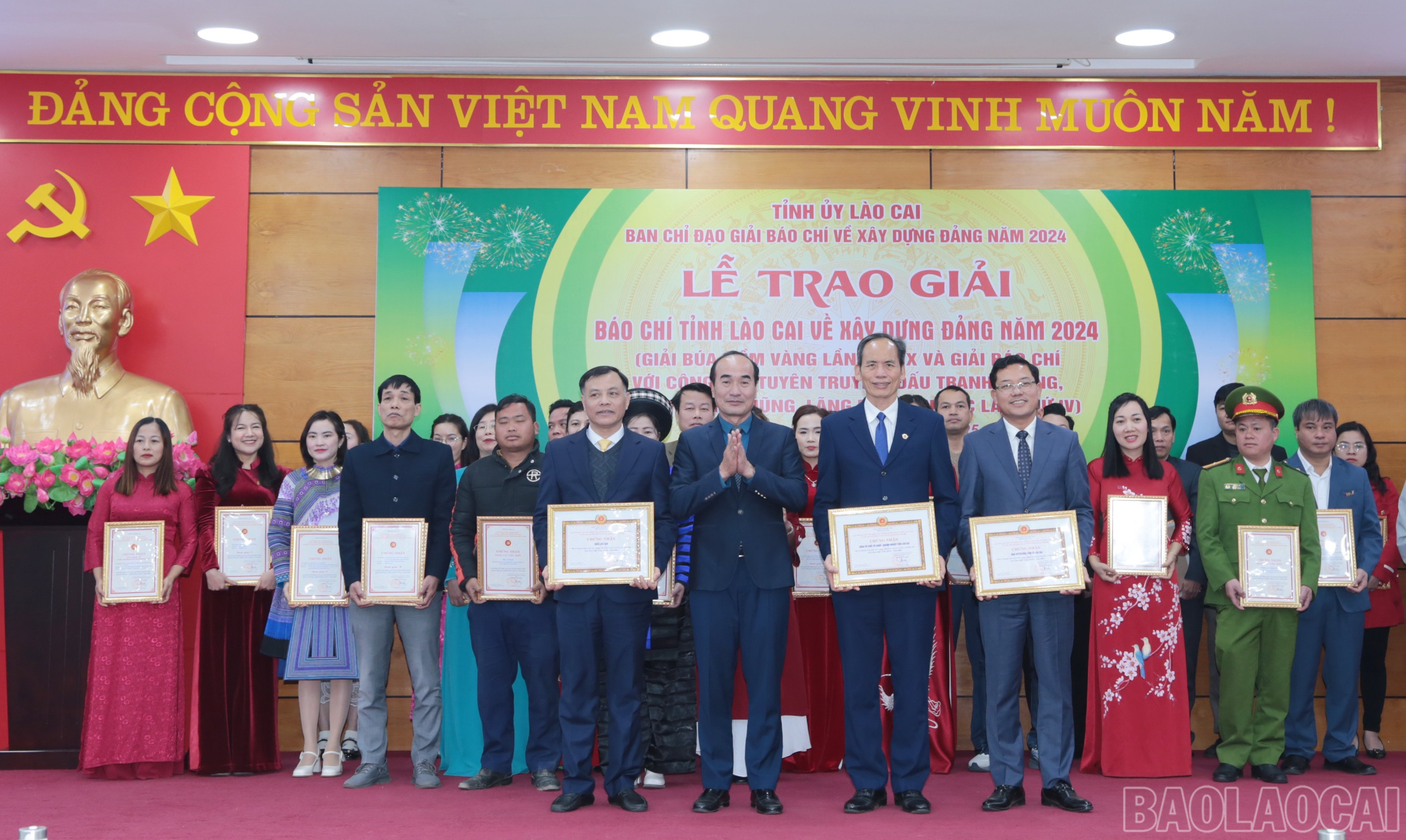 Khen thưởng 3 tập thể có thành tích xuất sắc trong việc phát động, tuyên truyền và tham gia giải. baolaocai-br_img-6494.jpg