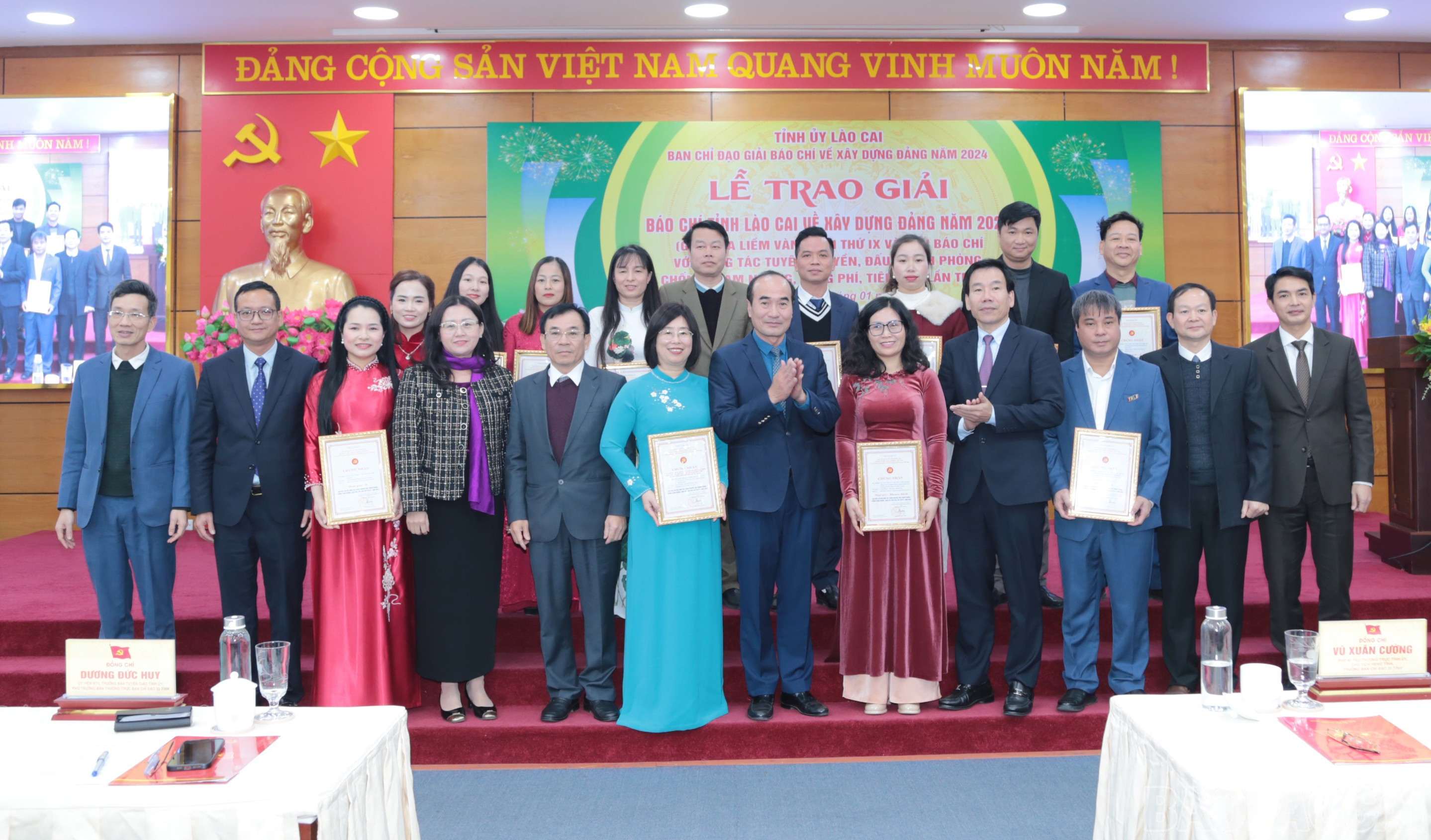 Lãnh đạo tỉnh chụp ảnh lưu niệm cùng các tác giả, đại diện nhóm tác giả đoạt giải Giải Báo chí với công tác tuyên truyền, đấu tranh phòng, chống tham nhũng, tiêu cực, lãng phí năm 2024. baolaocai-br_img-6528.jpg