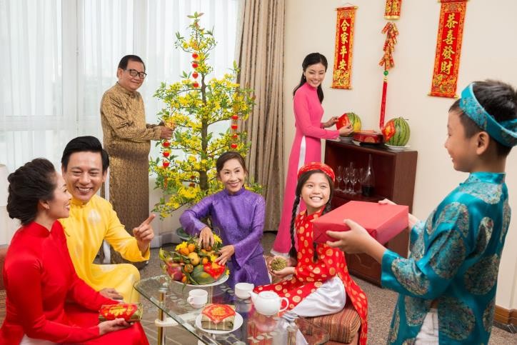 Tết Nguyên đán là dịp để con cháu thể hiện tấm lòng hiếu thảo với ông bà, bố mẹ. Ảnh: Internet 122541-chuc-tet-1.jpg