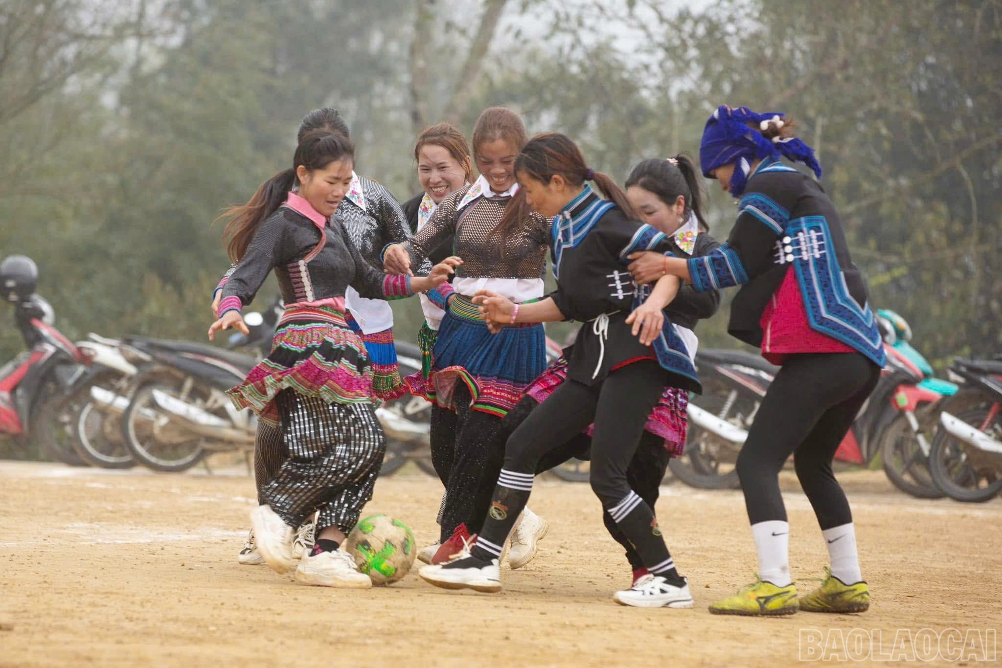 Phụ nữ vùng cao tập luyện thể thao. baolaocai-br_024f25e9bcab30f569ba.jpg