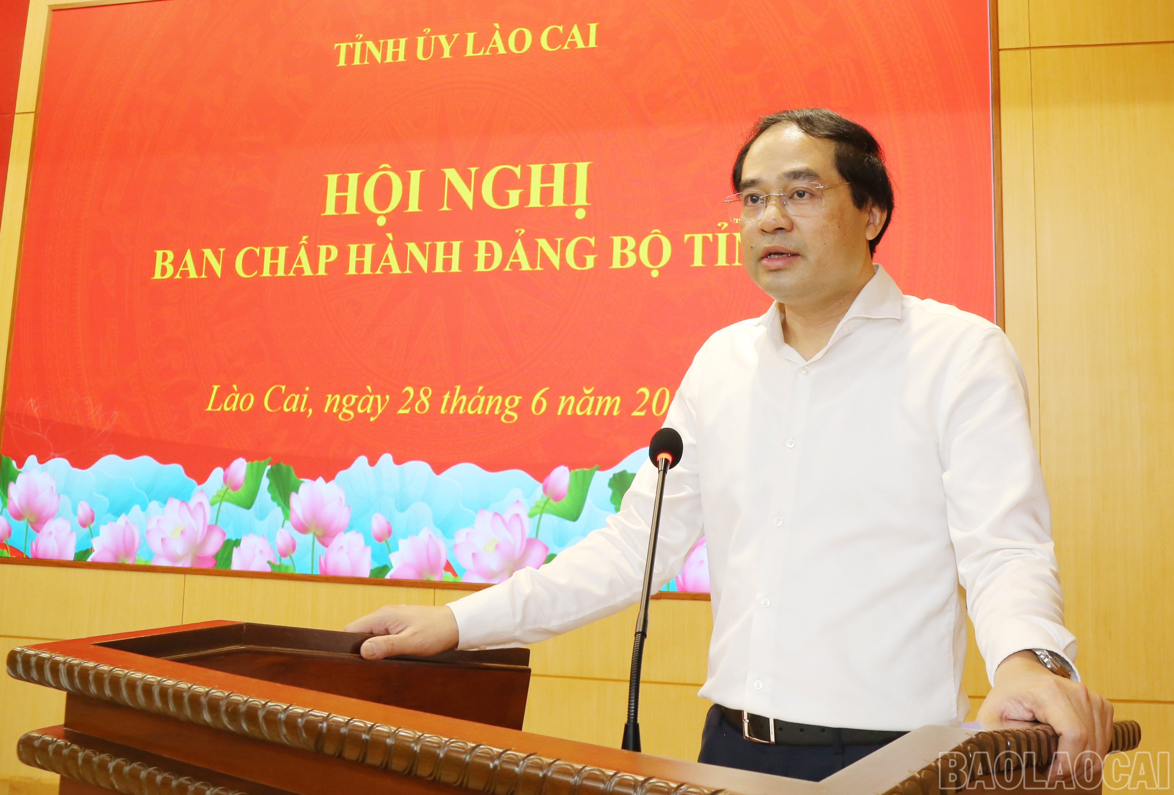 Bí thư Tỉnh ủy, Chủ tịch UBND tỉnh Trịnh Xuân Trường phát biểu quán triệt tại hội nghị. baolaocai-br_img-0188.jpg