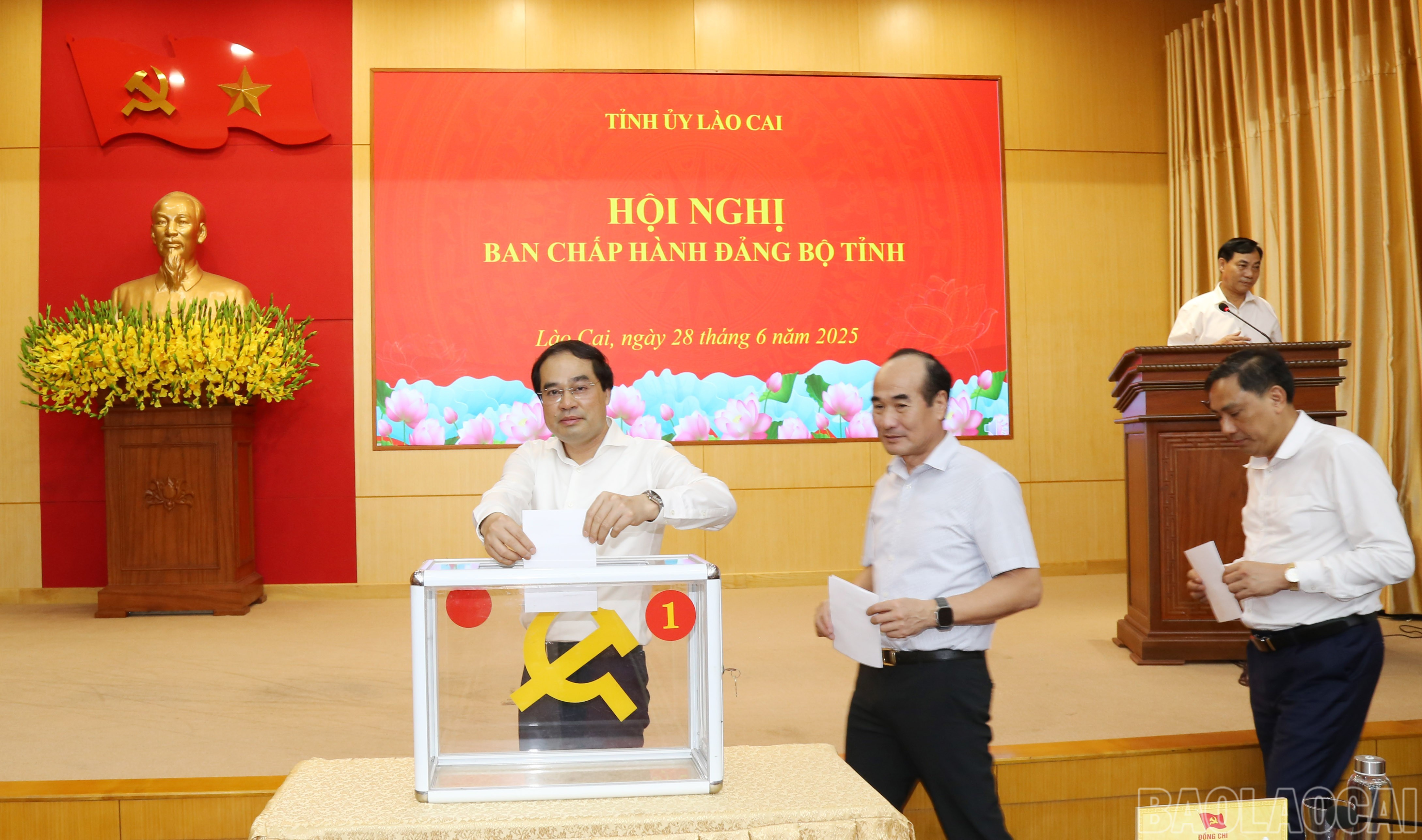 Các đại biểu bỏ phiếu bầu chức danh Phó Bí thư Tỉnh ủy Lào Cai khóa XVI, nhiệm kỳ 2020 - 2025. baolaocai-br_img-0207.jpg