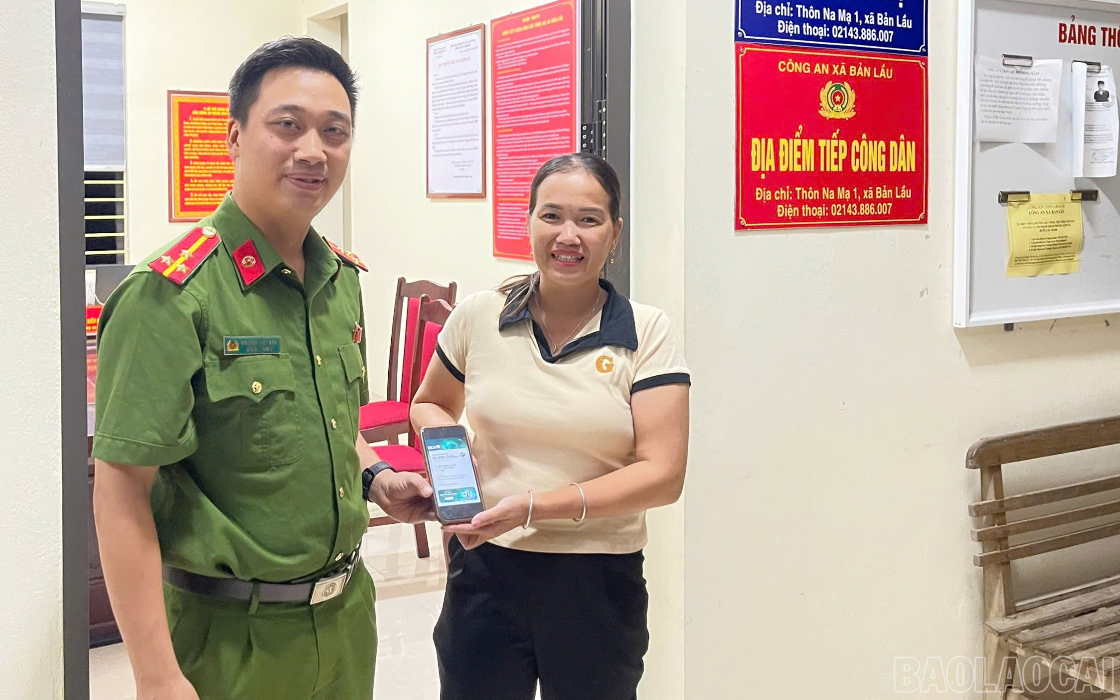 Công an xã Bản Lầu kết nối, hỗ trợ để chị Thư chuyển khoản lại số tiền cho người chuyển nhầm. baolaocai-br_2518383167665849910.jpg