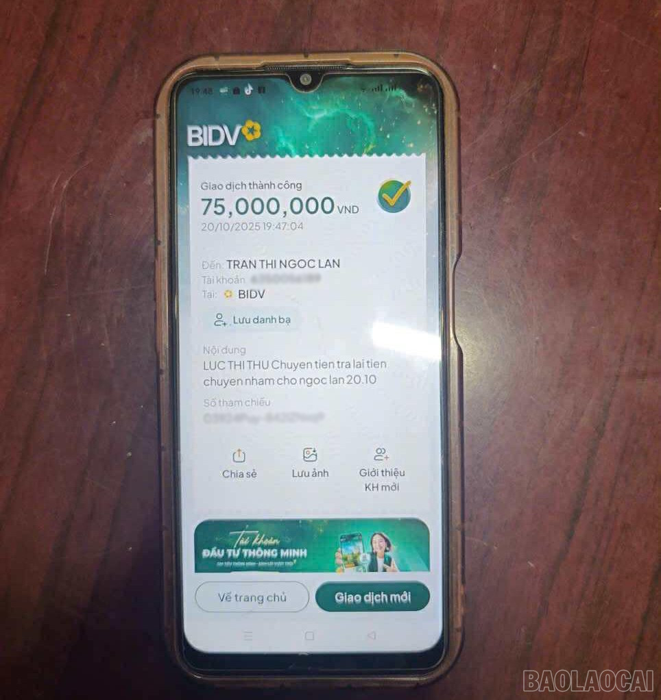Chị Thư chuyển lại cho chị Lan số tiền chuyển nhầm. baolaocai-br_565339775-122138752844935293-7633679179788166106-n.jpg