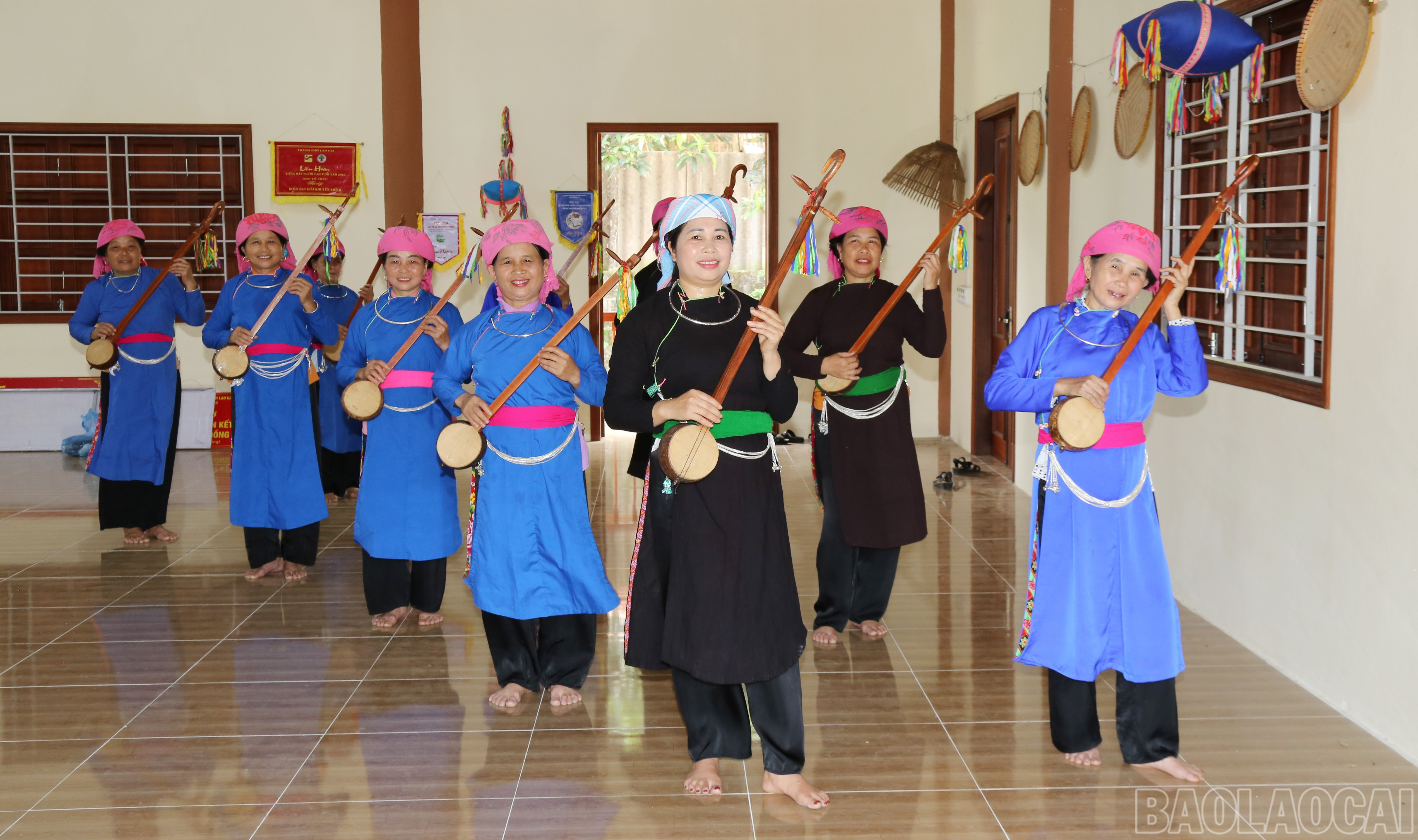 Chị Trần Thị Hưng (áo đen hàng đầu), Trưởng thôn Tượng 1, Chủ nhiệm Câu lạc bộ bản sắc văn hóa dân tộc Tày xã Hợp Thành là người truyền và giữ lửa cho hoạt động bảo tồn, phát huy bản sắc văn hóa trên địa bàn. baolaocai-br_1.jpg