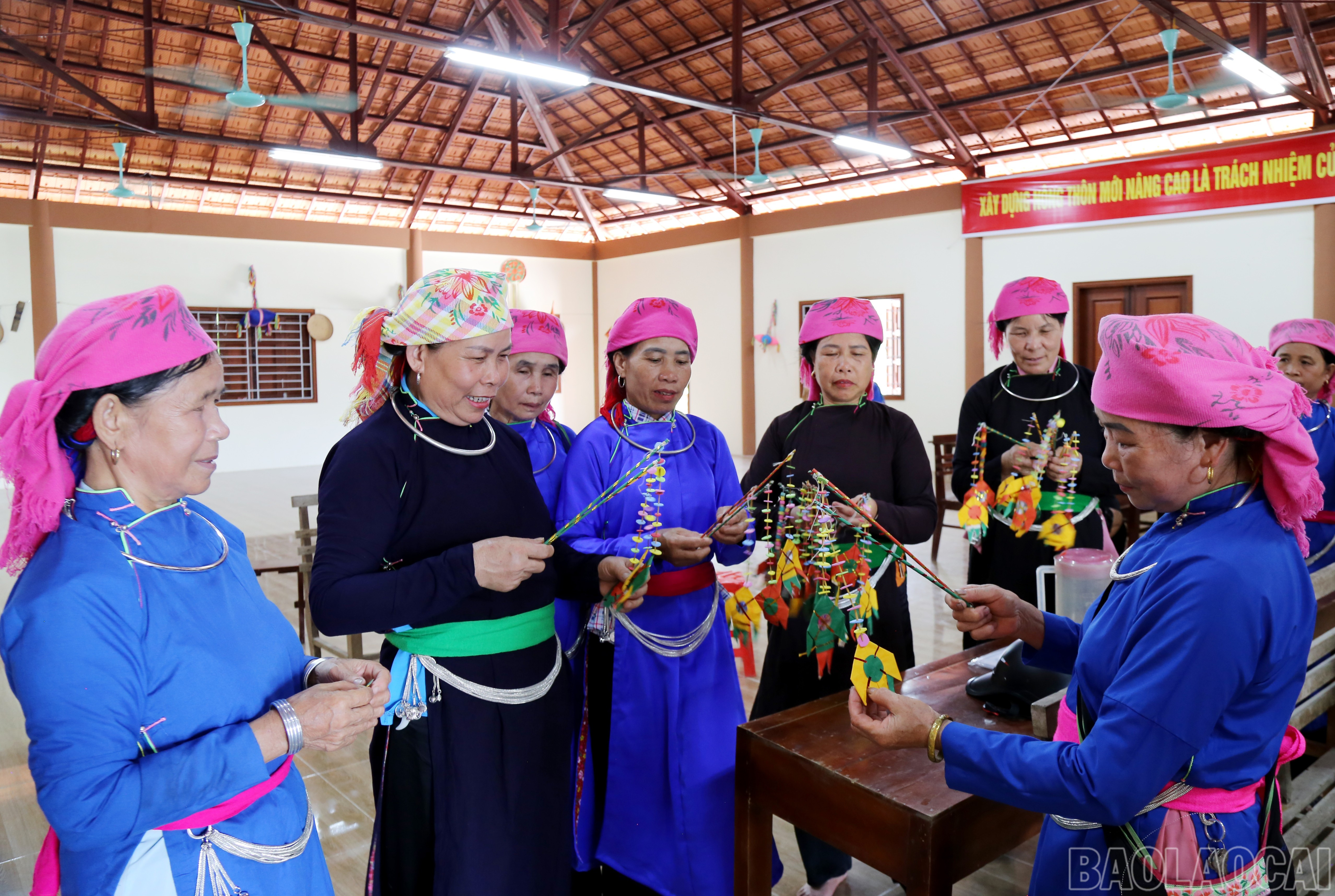 Chị Trần Thị Hưng (thứ hai từ trái qua) đã gắn bó với các hoạt động xã hội của thôn, xã trong suốt hai chục năm qua. baolaocai-br_2.jpg