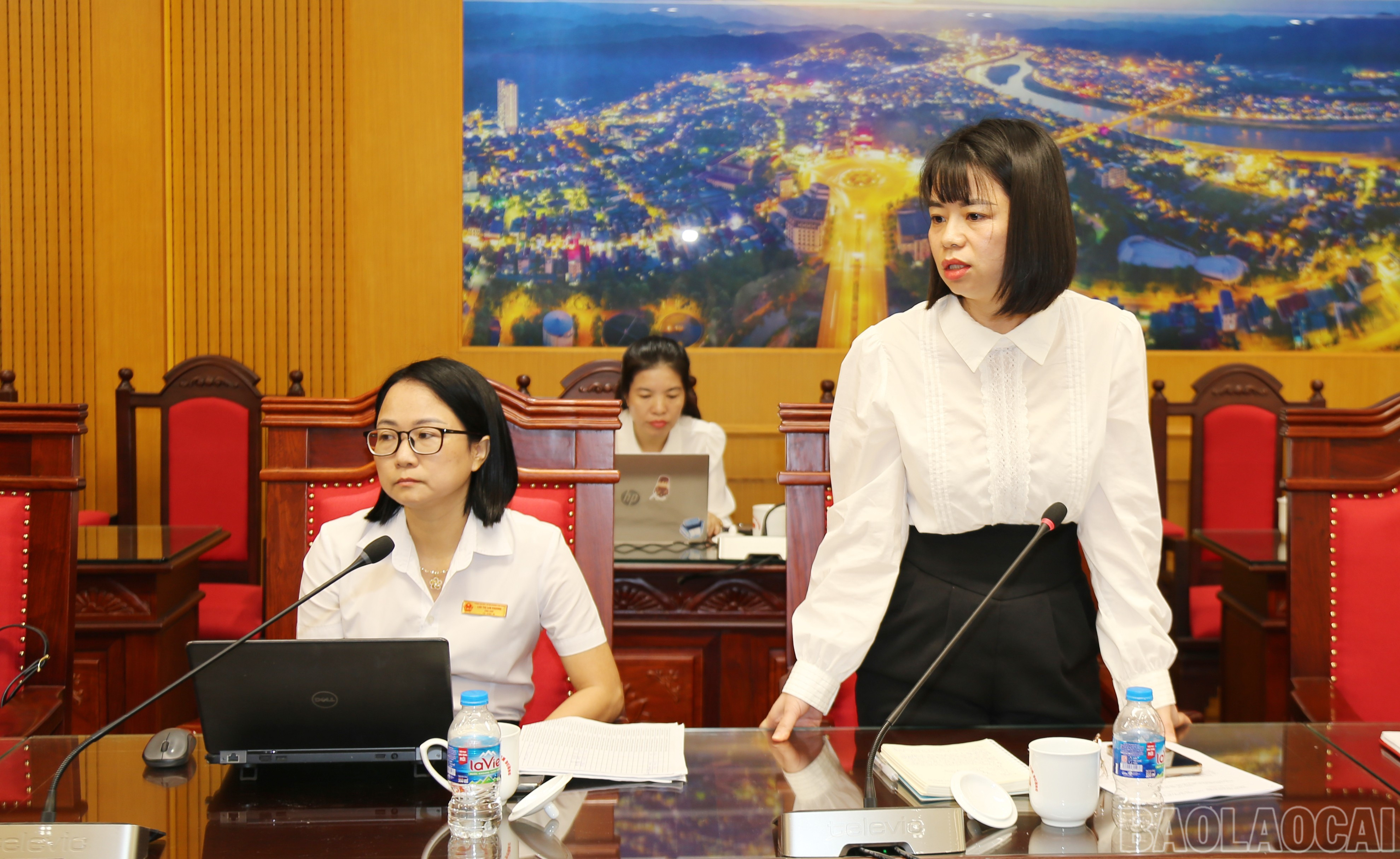 Đại biểu nêu ý kiến tại hội nghị. baolaocai-br_img-1340.jpg