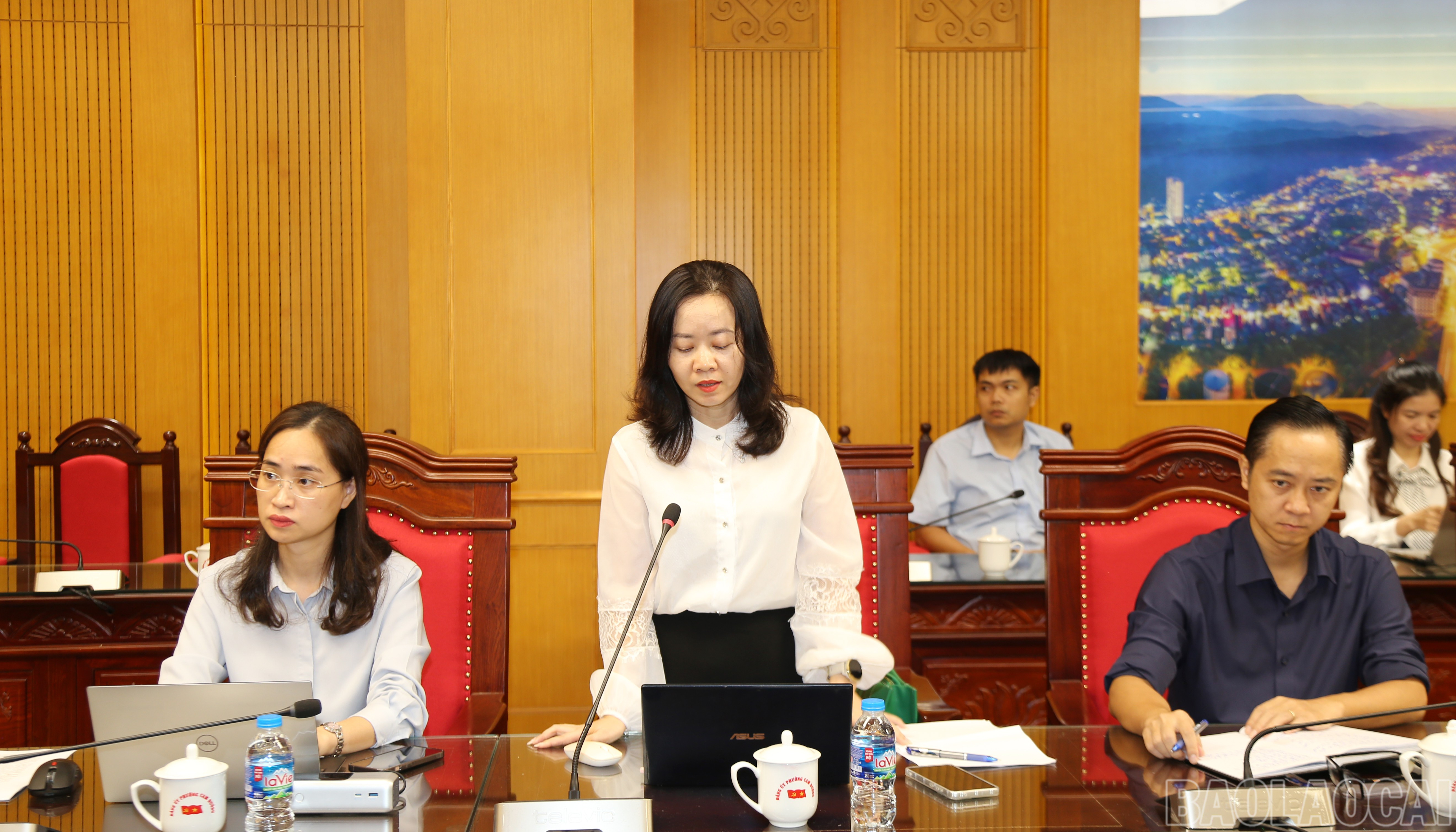 Lãnh đạo Phòng Văn hóa - Xã hội phường Cam Đường báo cáo tóm tắt tại buổi làm việc. baolaocai-br_img-1323.jpg