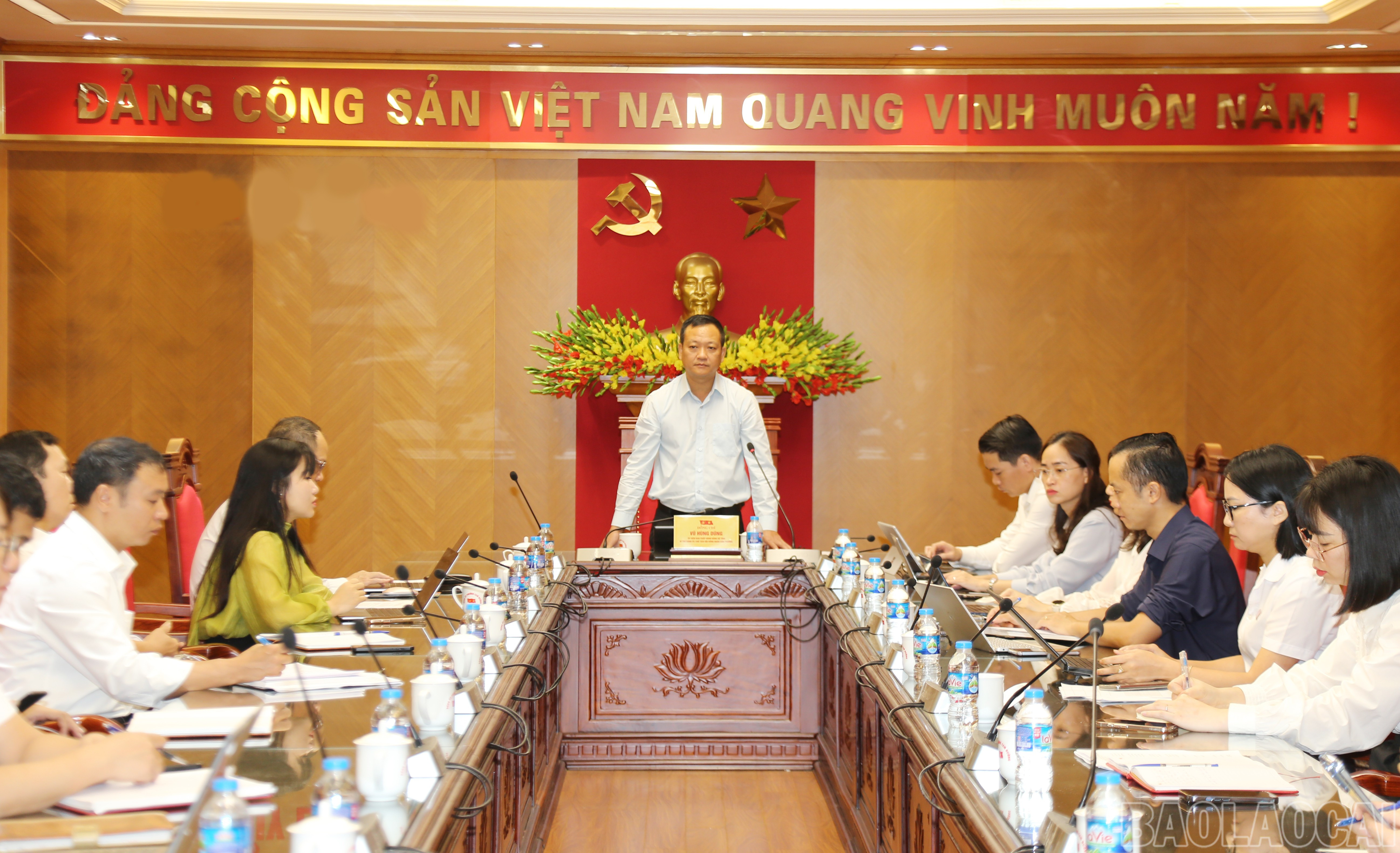 Bí thư Đảng ủy phường Cam Đường - Vũ Hùng Dũng tiếp thu, làm rõ các ý kiến, đề xuất tại hội nghị. baolaocai-br_img-1319.jpg
