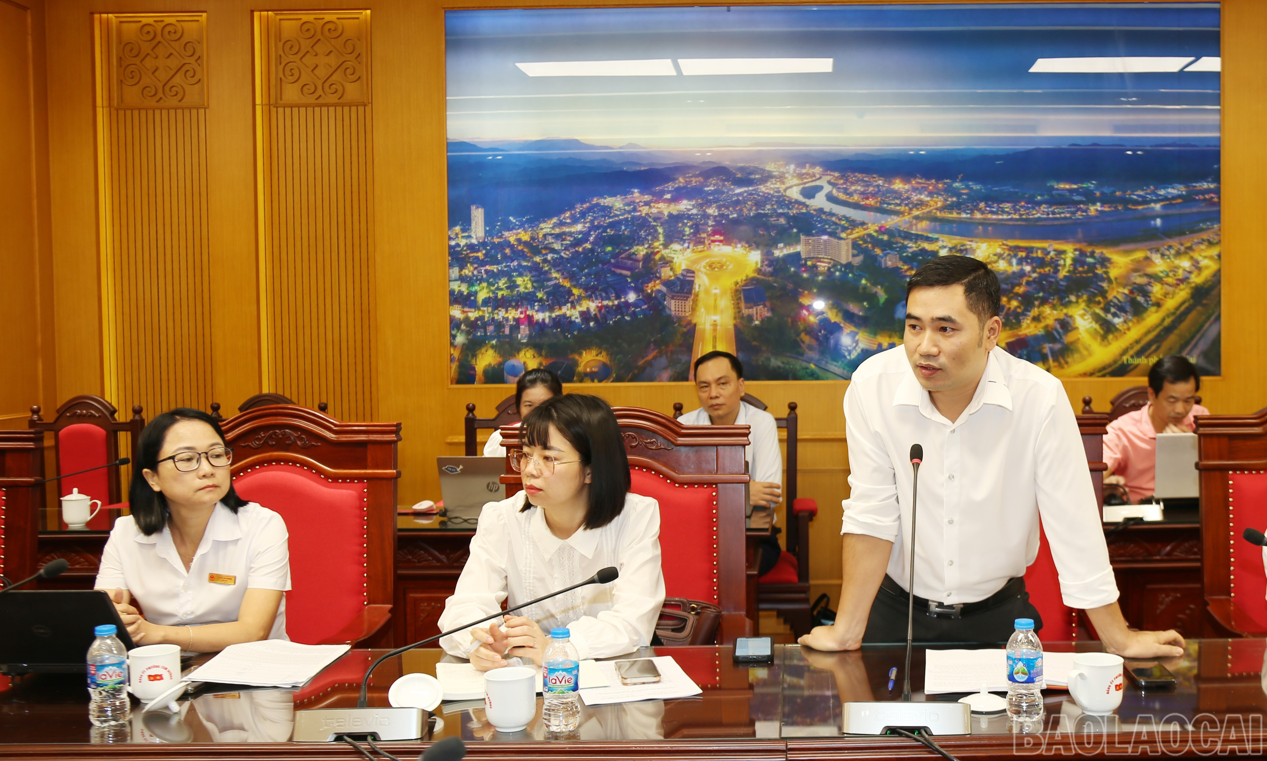 Đại biểu nêu ý kiến tại hội nghị. baolaocai-br_img-1337.jpg