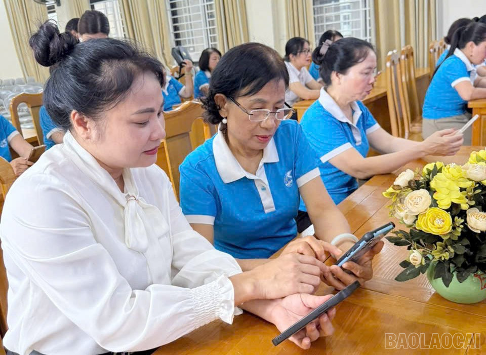 Người dân tham gia góp ý đối với dự thảo Nghị quyết sửa đổi, bổ sung một số điều của Hiến pháp năm 2013. baolaocai-br_b4121a847762c23c9b73.jpg
