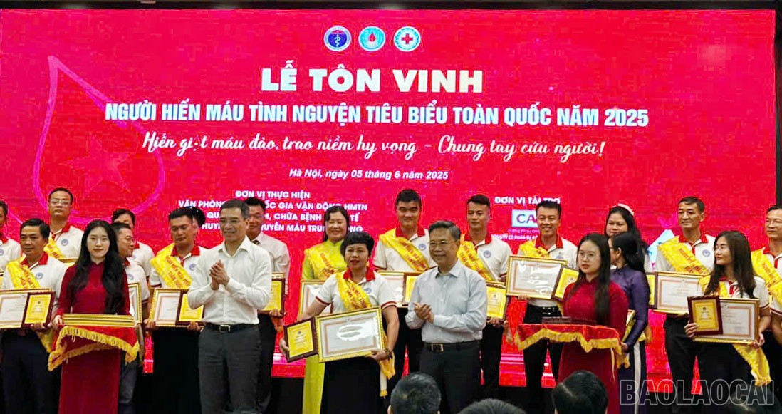 Chị Nguyễn Thị Thanh Vân được tôn vinh tại chương trình. baolaocai-br_9af8981a2f339b6dc222.jpg