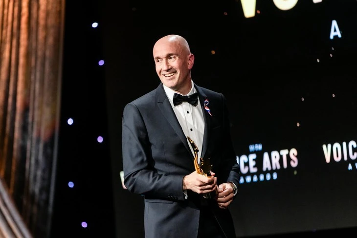 Theo Simon Kenedy, việc dùng AI thay thế giọng đọc thật là "ưu tiên số lượng hơn chất lượng" và có thể làm "rẻ hóa" sách nói.