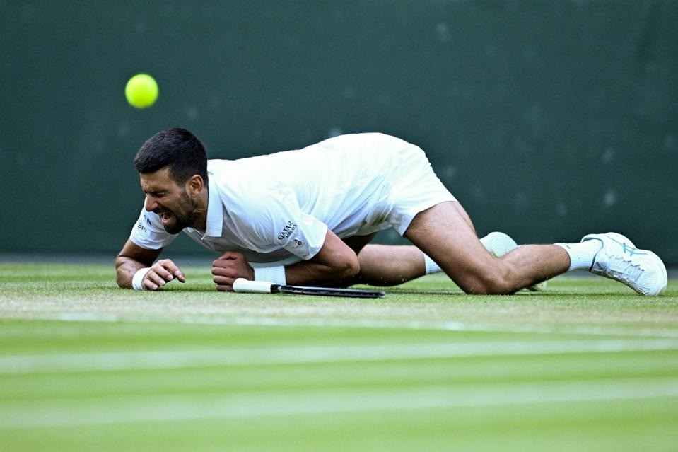 Djokovic suýt dính chấn thương khi đối đầu Cobolli. Djokovic suýt dính chấn thương khi đối đầu Cobolli.