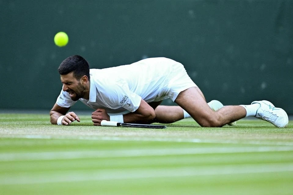 Djokovic suýt dính chấn thương khi đối đầu Cobolli.