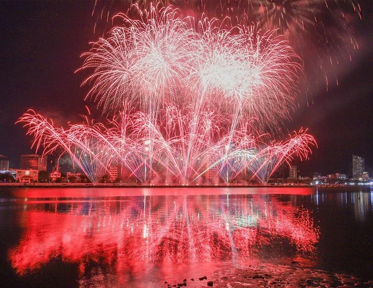 Pháo hoa Đà Nẵng năm nay thu hút hàng triệu lượt du khách về Đà Nẵng.