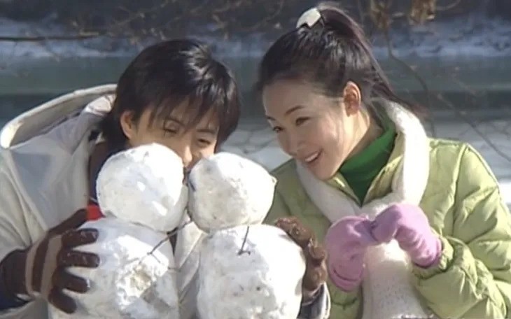 Bae Jong Joon và Choi Ji Woo trong một cảnh phim kinh điển của Bản tình ca mùa đông. 1.jpg