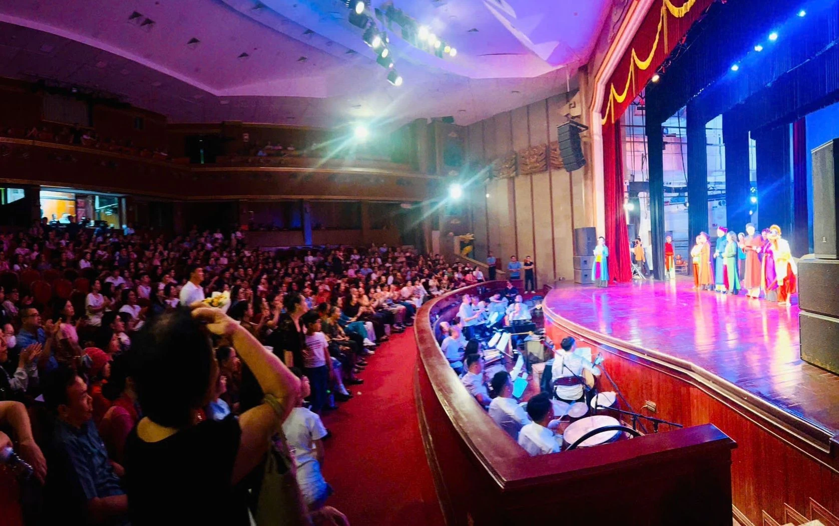 Khán giả ngồi kín Nhà hát Chèo Việt Nam xem vở Xúy Vân.